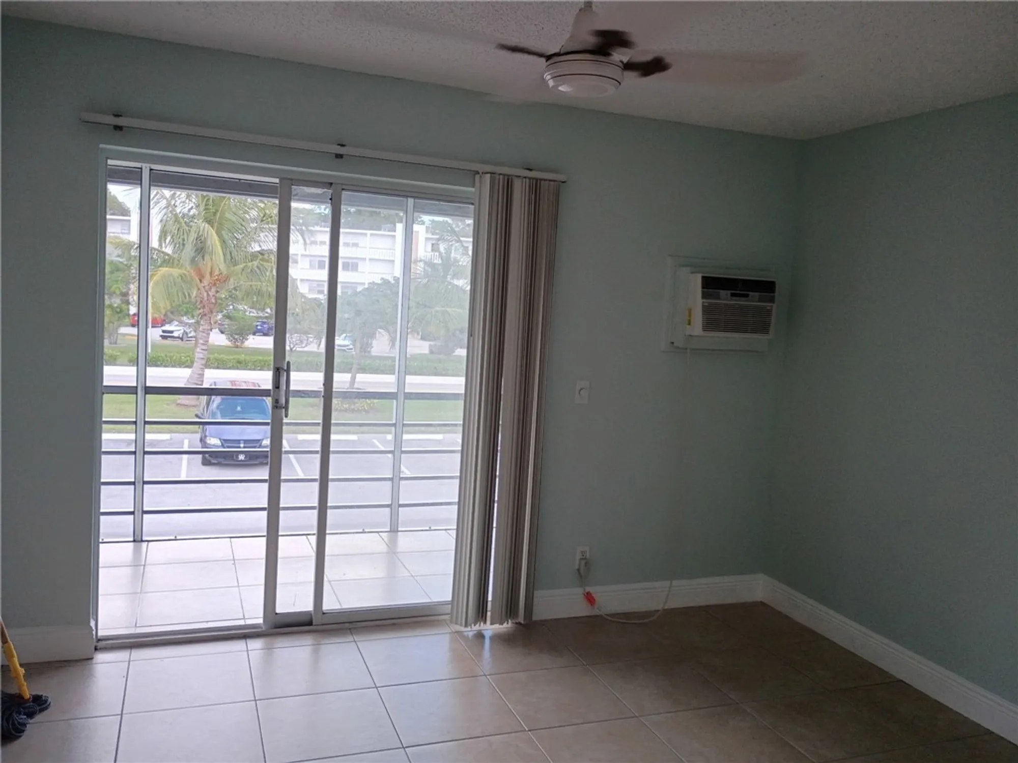 Property Slideshow image 4 of 19 | 130 lyndhurst f, Deerfield Beach, FL, 33442