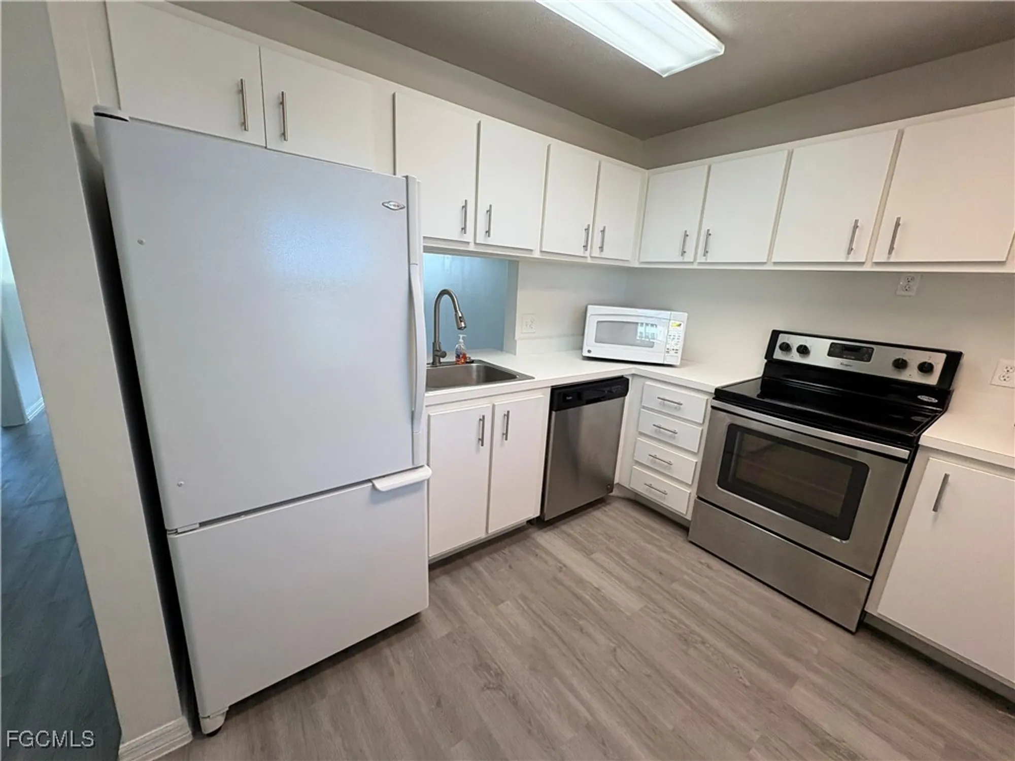 Property Slideshow image 4 of 10 | 1724 pine valley dr apt 319, Fort Myers, FL, 33907