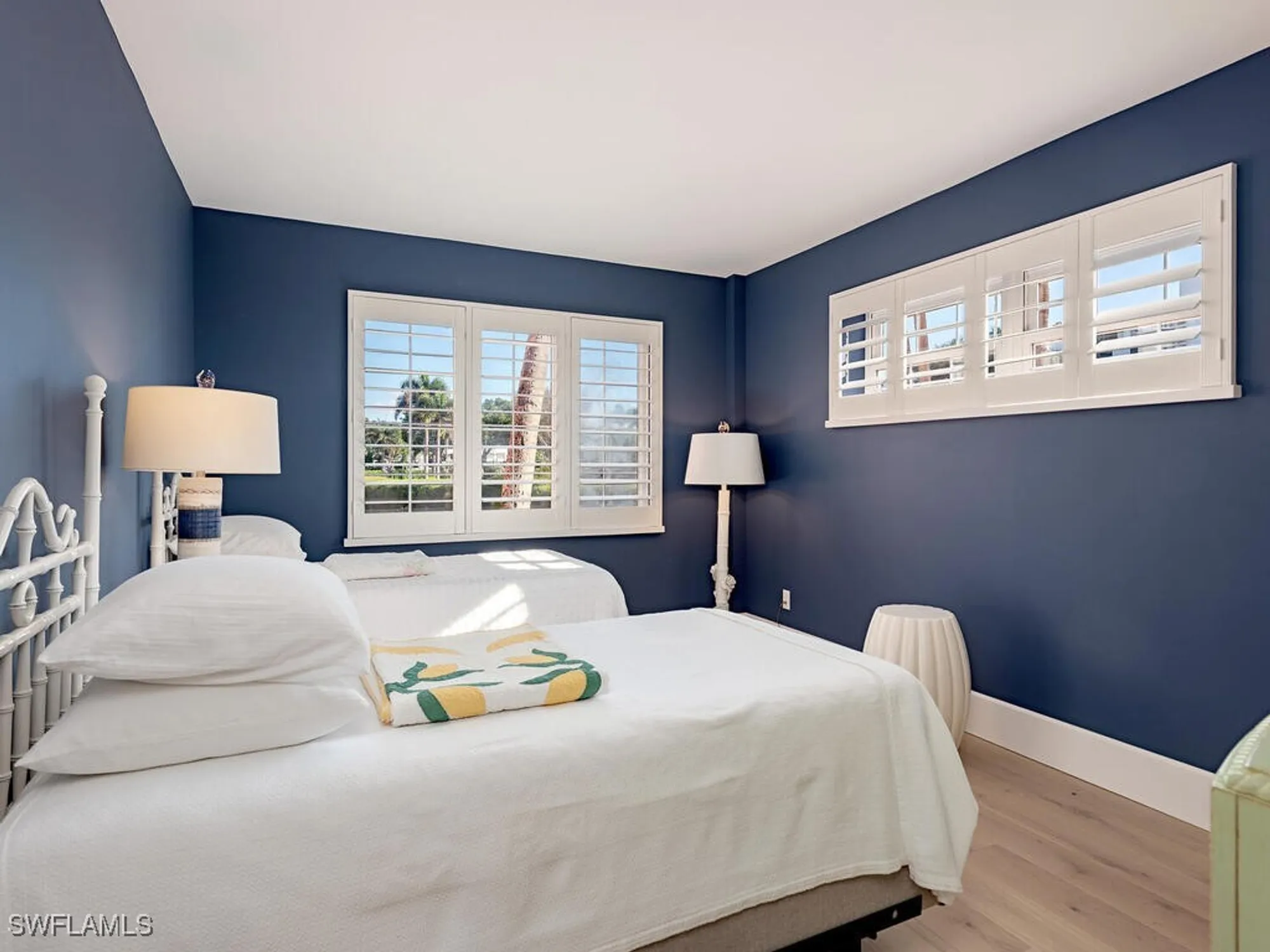 Property Slideshow image 11 of 17 | 2401 gulf shore blvd 11, Naples, FL, 34103