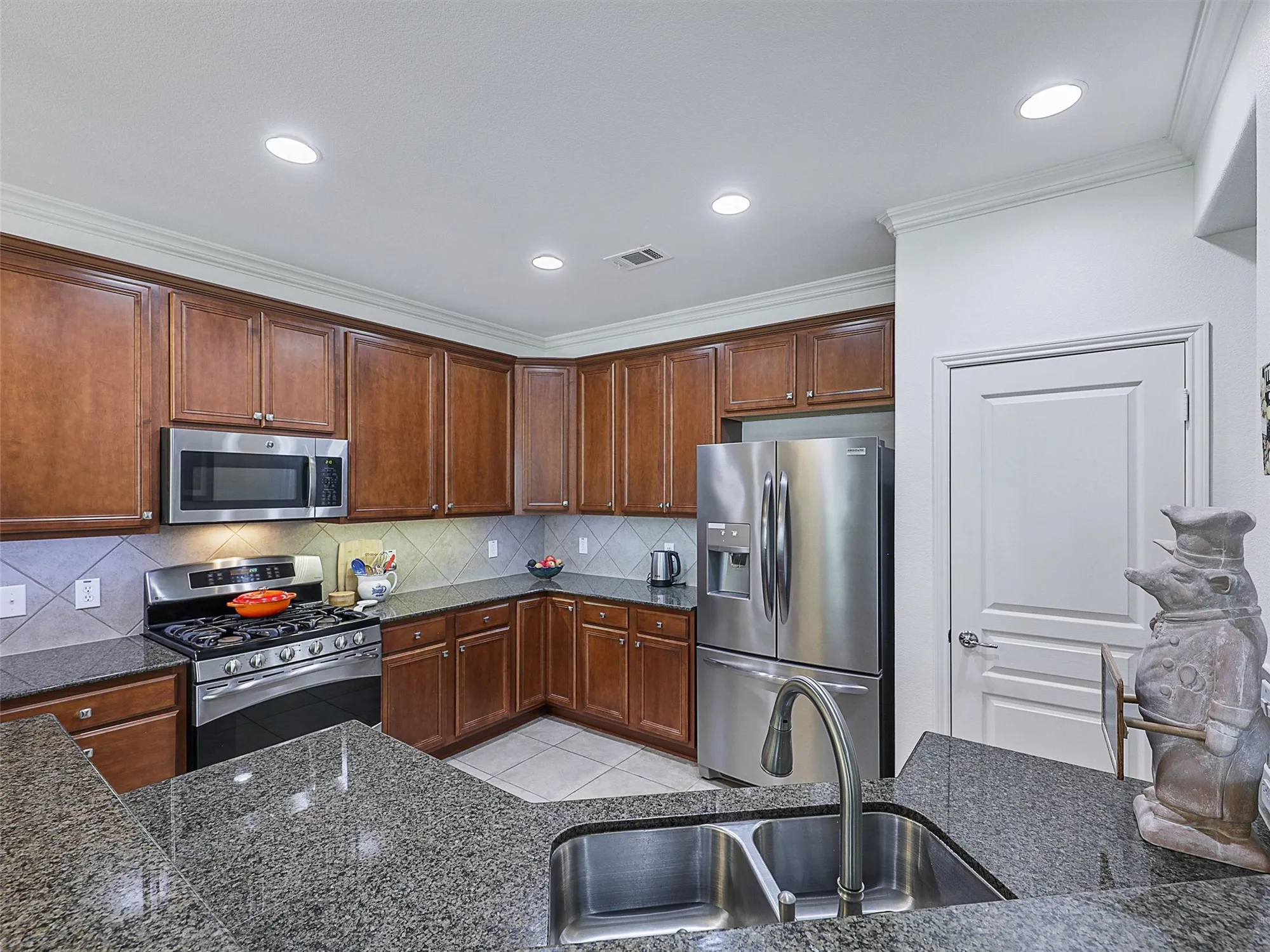 Property Slideshow image 10 of 38 | 6073 prairie bend ln, Frisco, TX, 75036