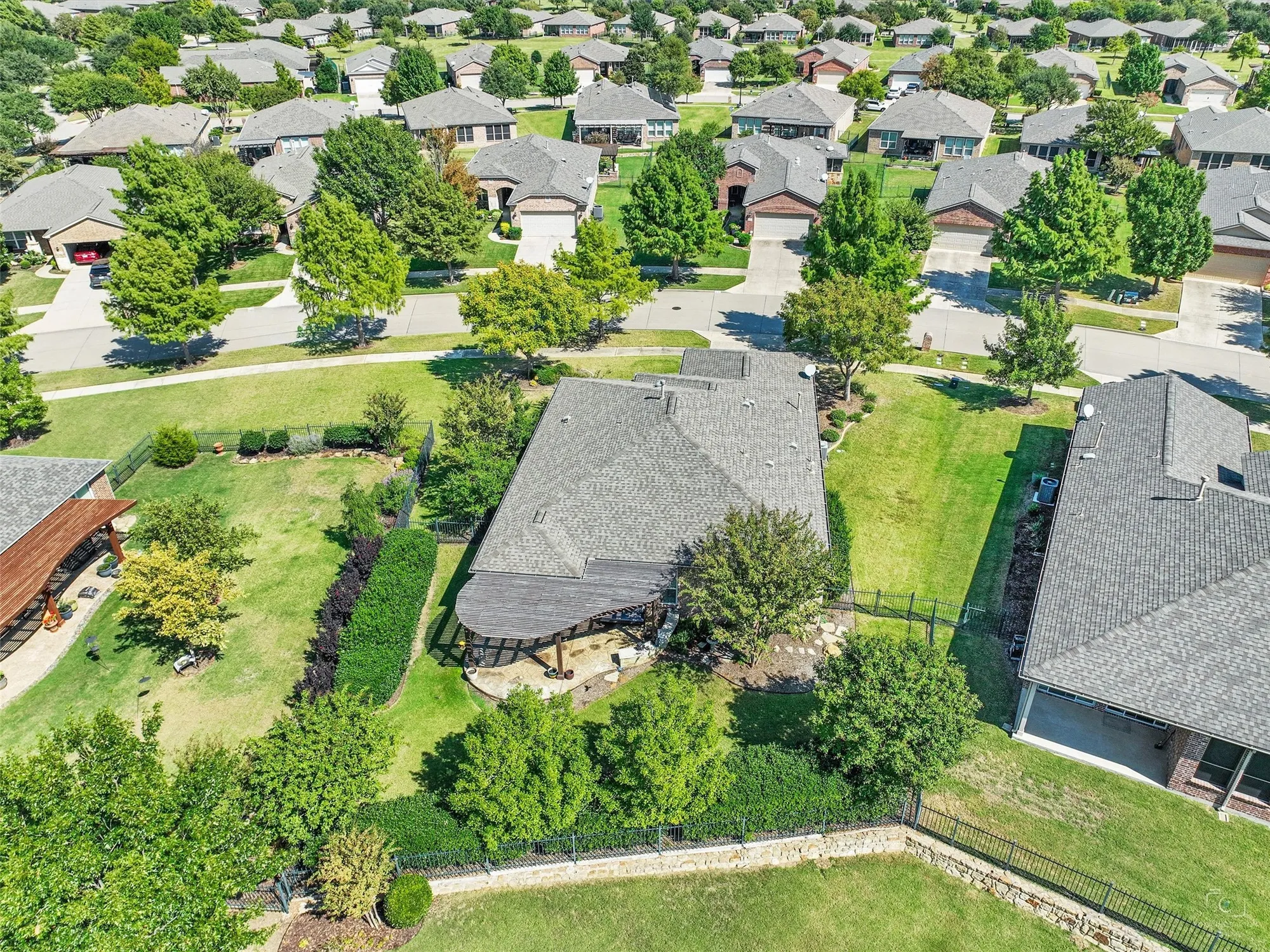 Property Slideshow image 33 of 38 | 6073 prairie bend ln, Frisco, TX, 75036