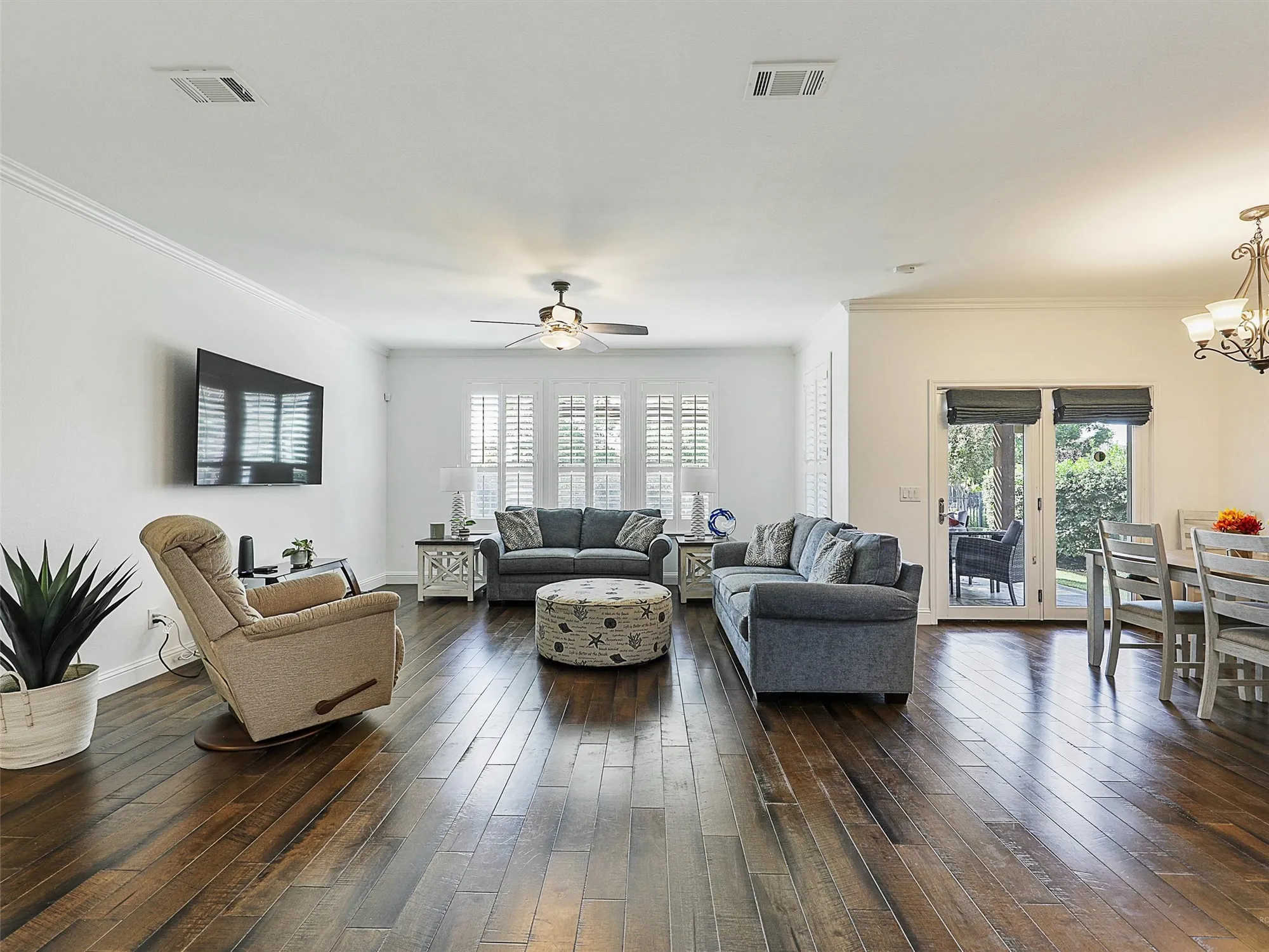 Property Slideshow image 7 of 38 | 6073 prairie bend ln, Frisco, TX, 75036