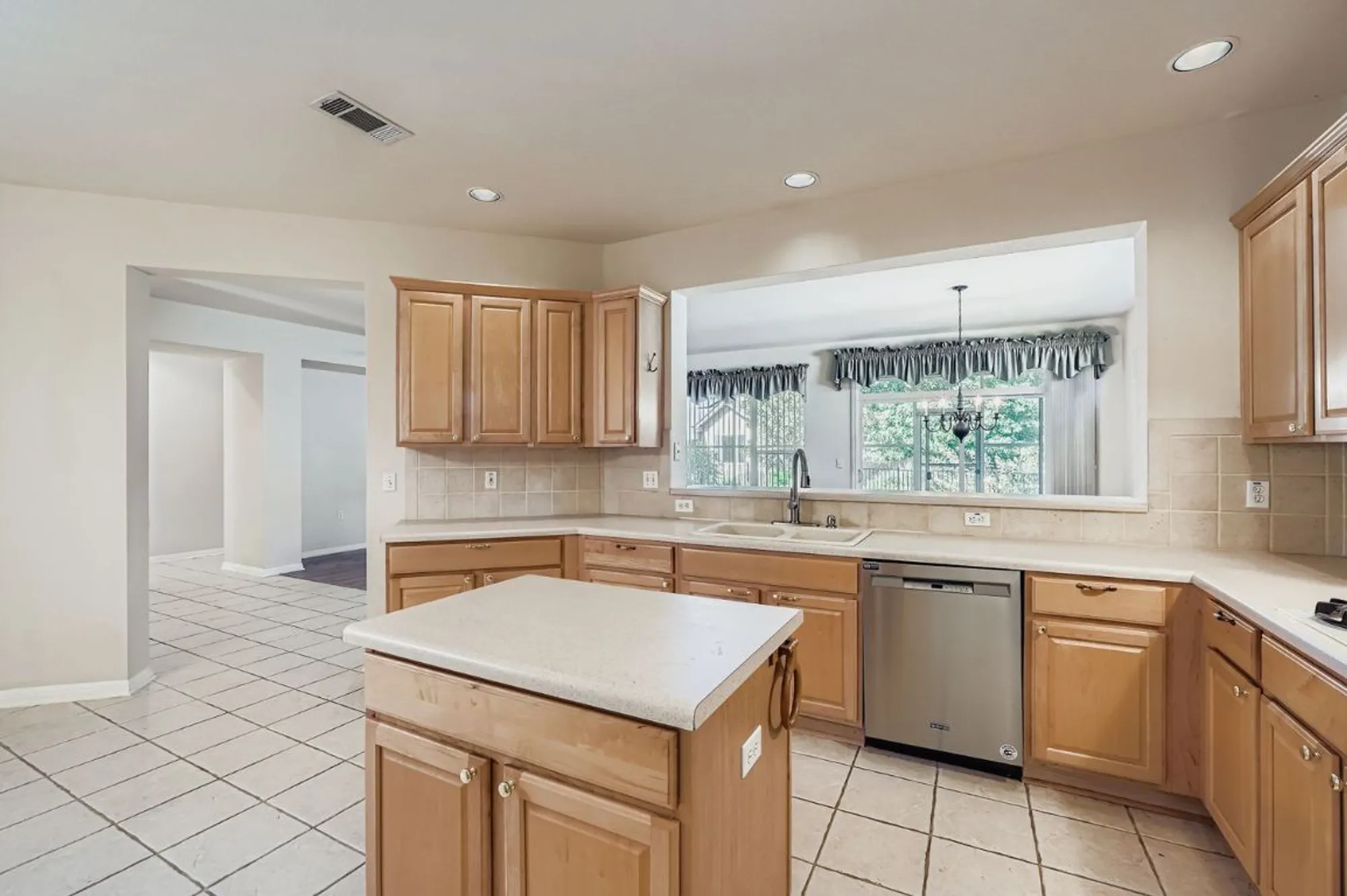 Property Slideshow image 12 of 29 | 102 lubbock dr, Georgetown, TX, 78633