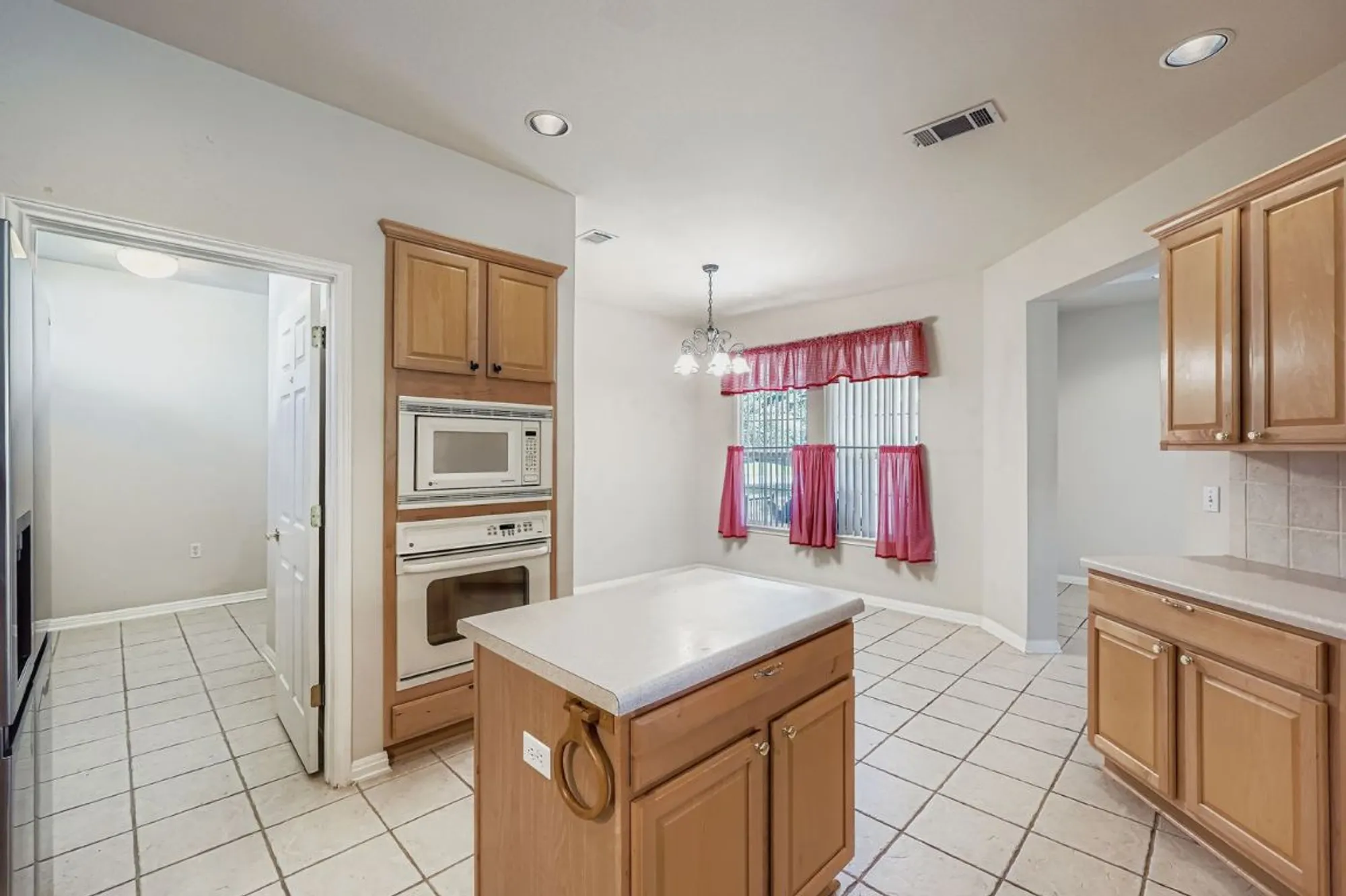 Property Slideshow image 13 of 29 | 102 lubbock dr, Georgetown, TX, 78633