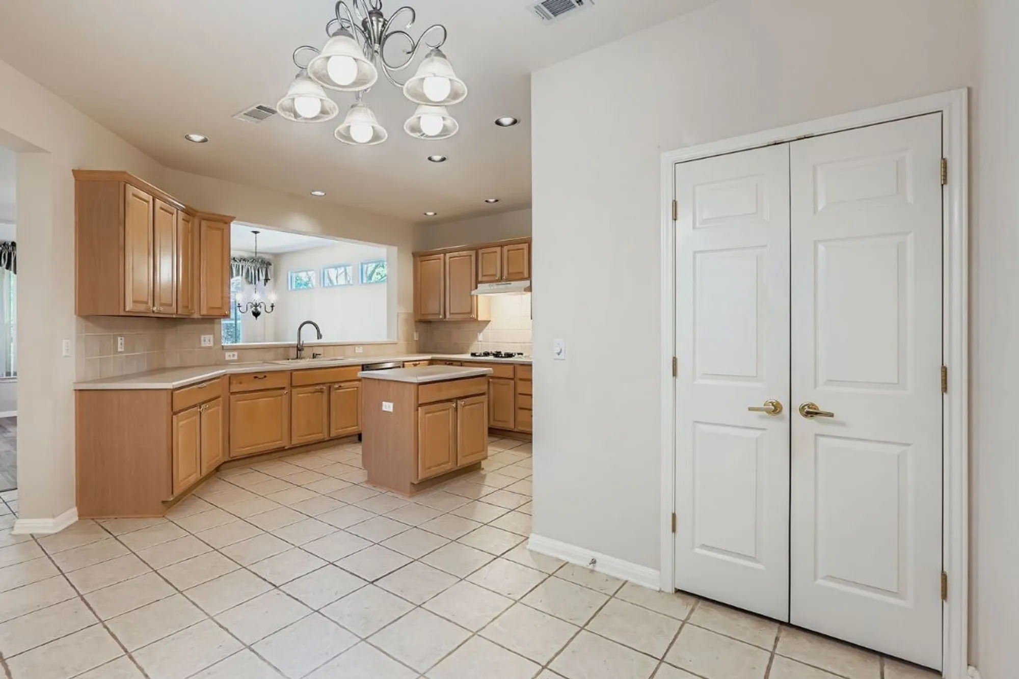 Property Slideshow image 9 of 29 | 102 lubbock dr, Georgetown, TX, 78633