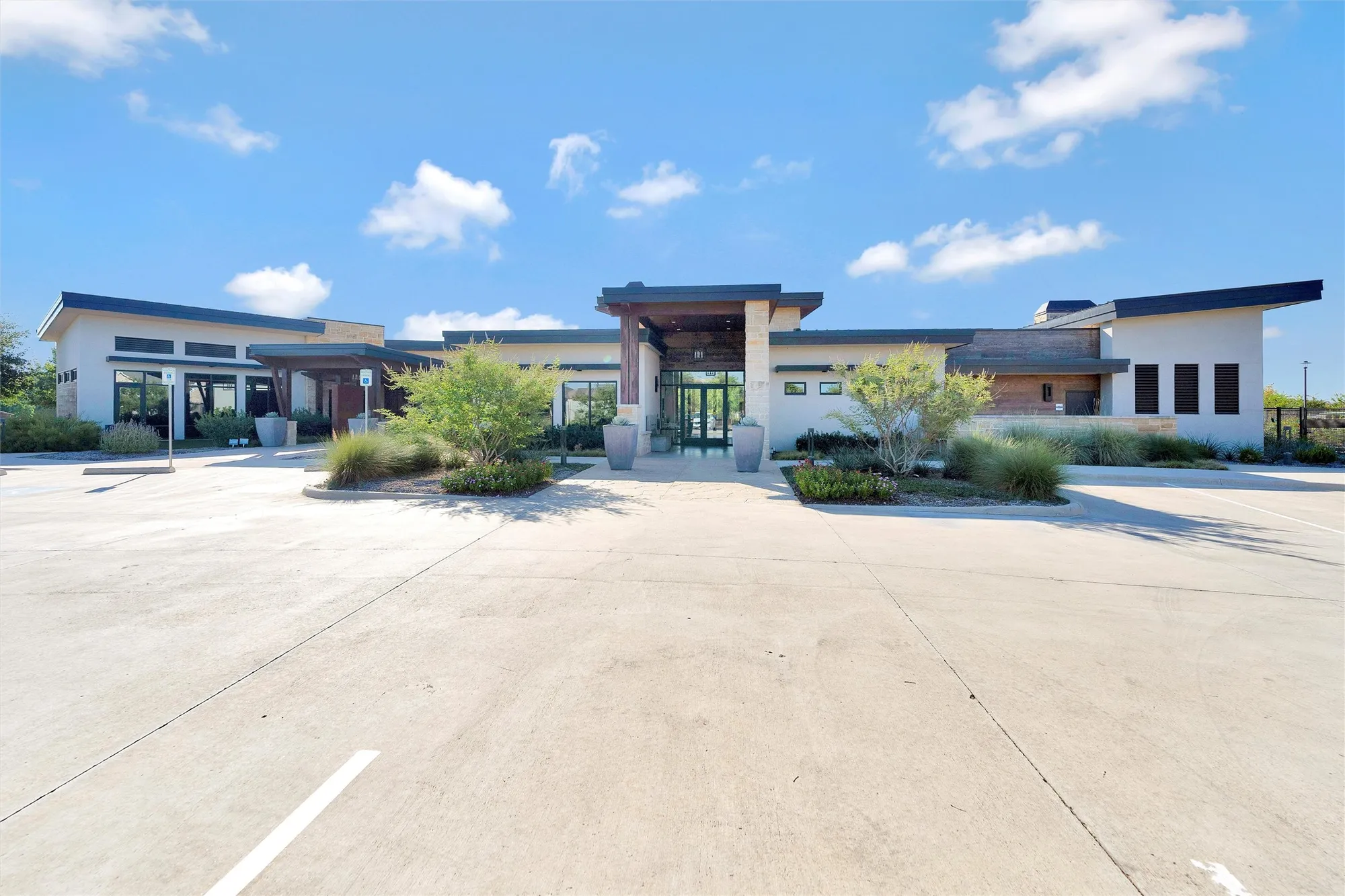 Property Slideshow image 35 of 39 | 4825 beaver creek dr, Arlington, TX, 76005