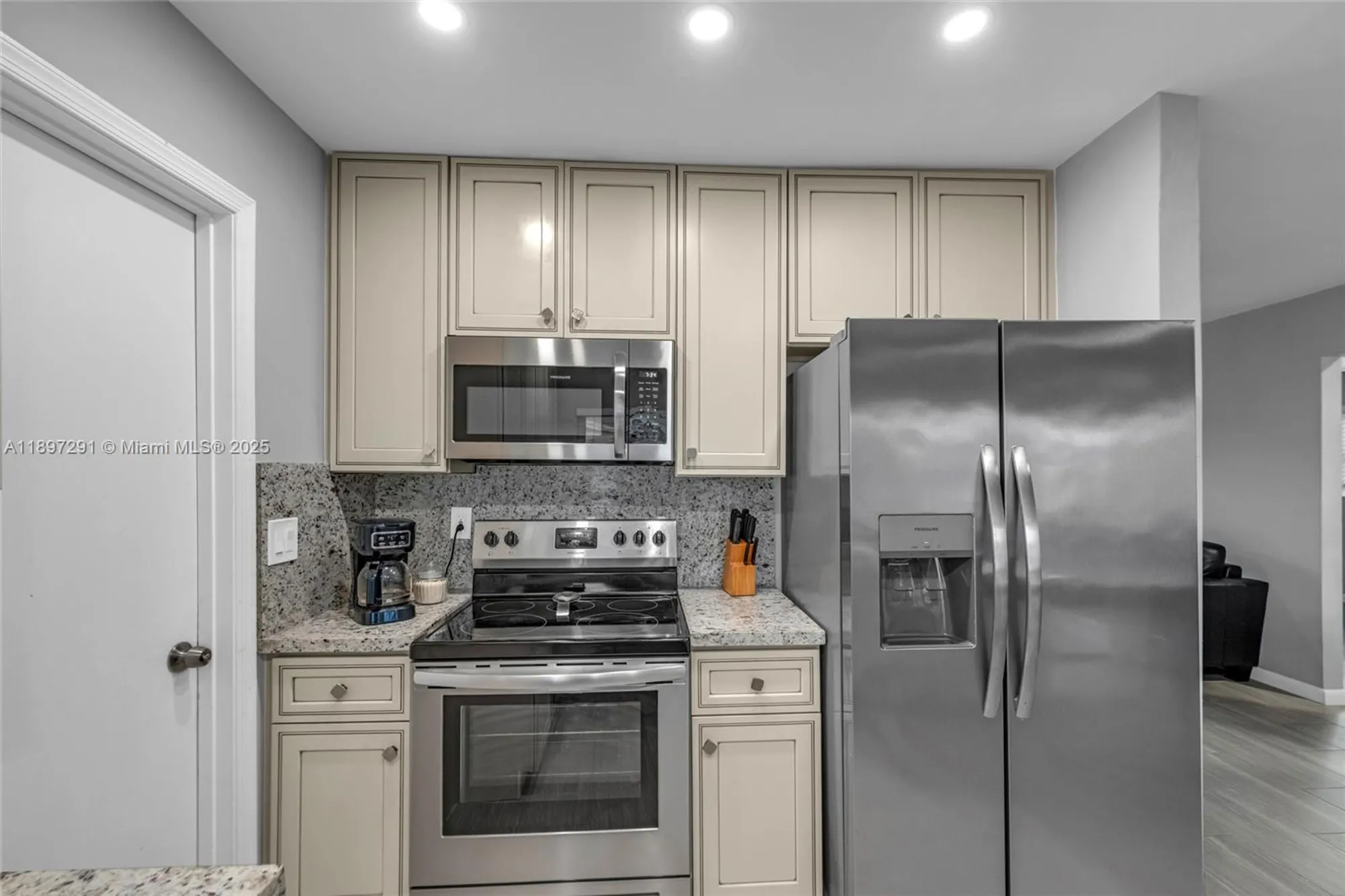 Property Slideshow image 13 of 27 | 980 nw 69th ave, Margate, FL, 33063