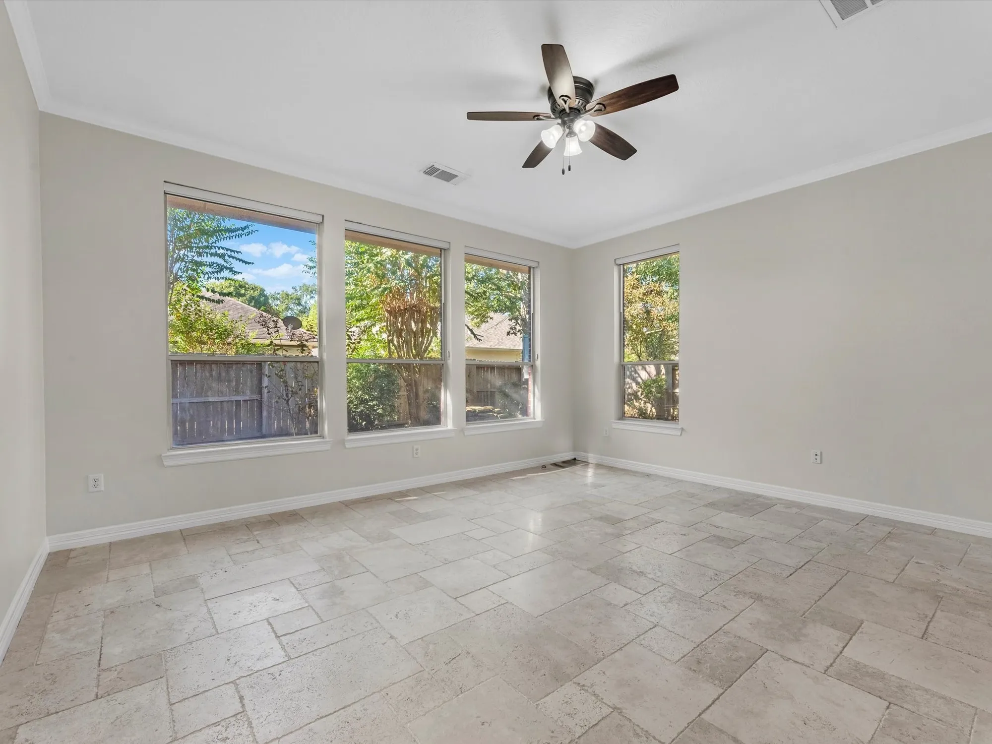 Property Slideshow image 18 of 41 | 31 tarrytown way, Conroe, TX, 77384