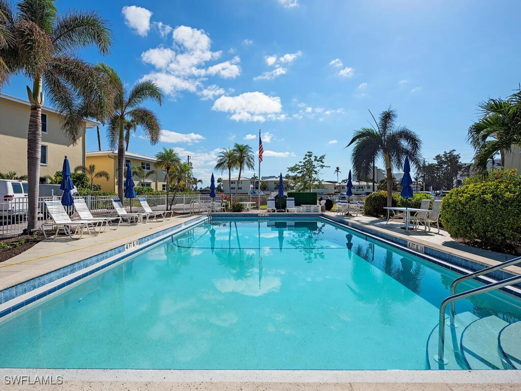 Property Slideshow image 14 of 16 | 2082 gulf shore blvd 111, Naples, FL, 34102