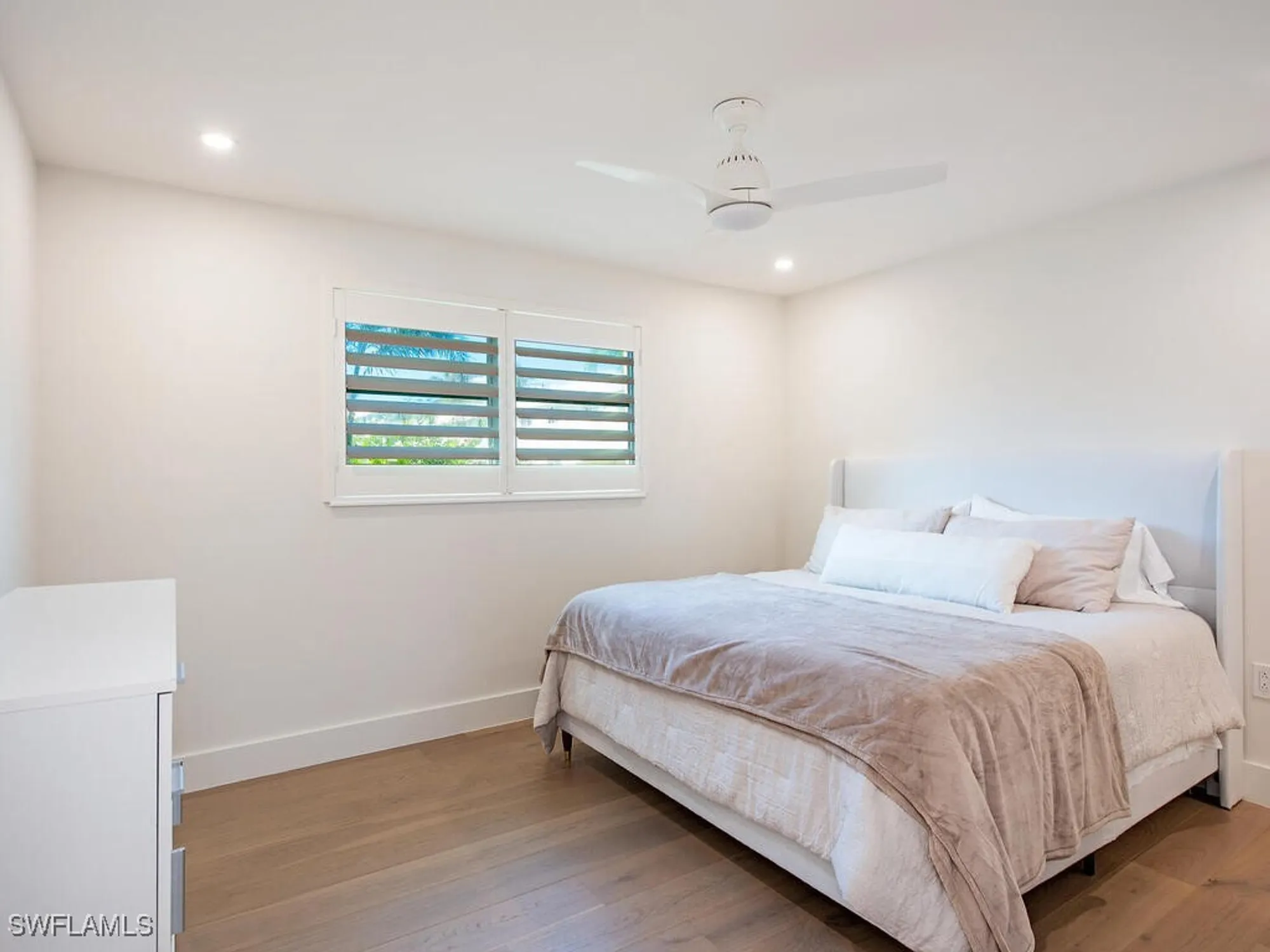 Property Slideshow image 9 of 16 | 2082 gulf shore blvd 111, Naples, FL, 34102