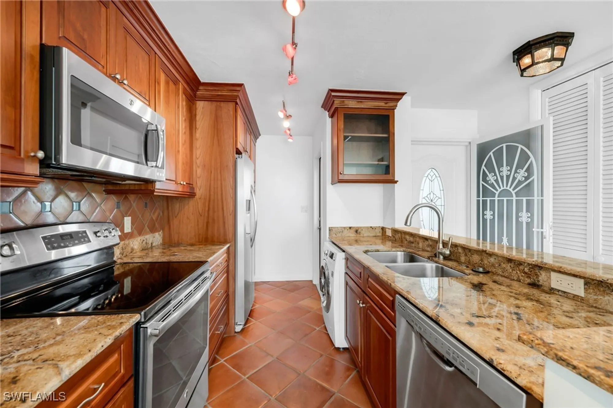 Property Slideshow image 5 of 16 | 2121 gulf shore blvd 203, Naples, FL, 34102