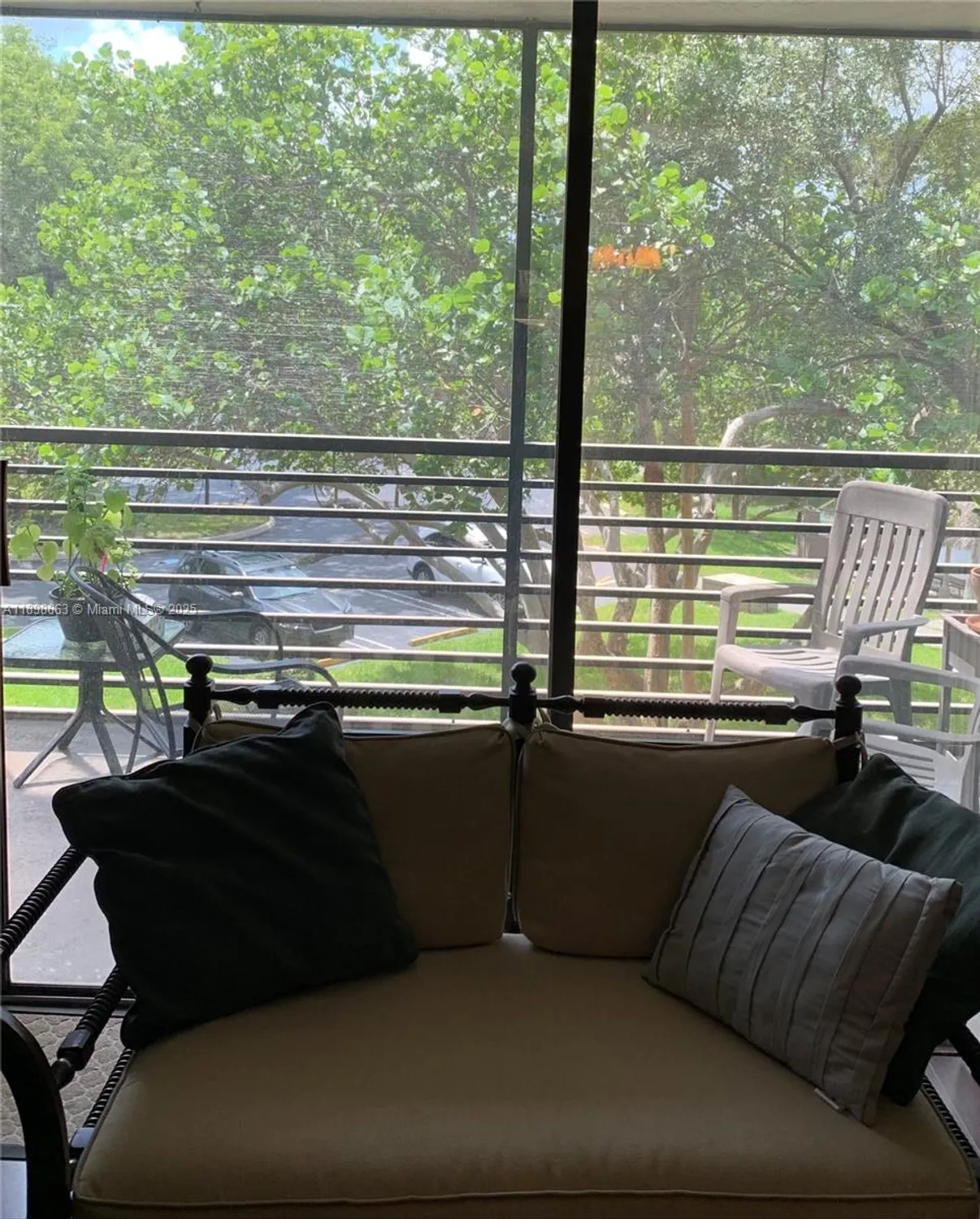 Property Slideshow image 2 of 12 | 900 colony point cir apt 305, Pembroke Pines, FL, 33026