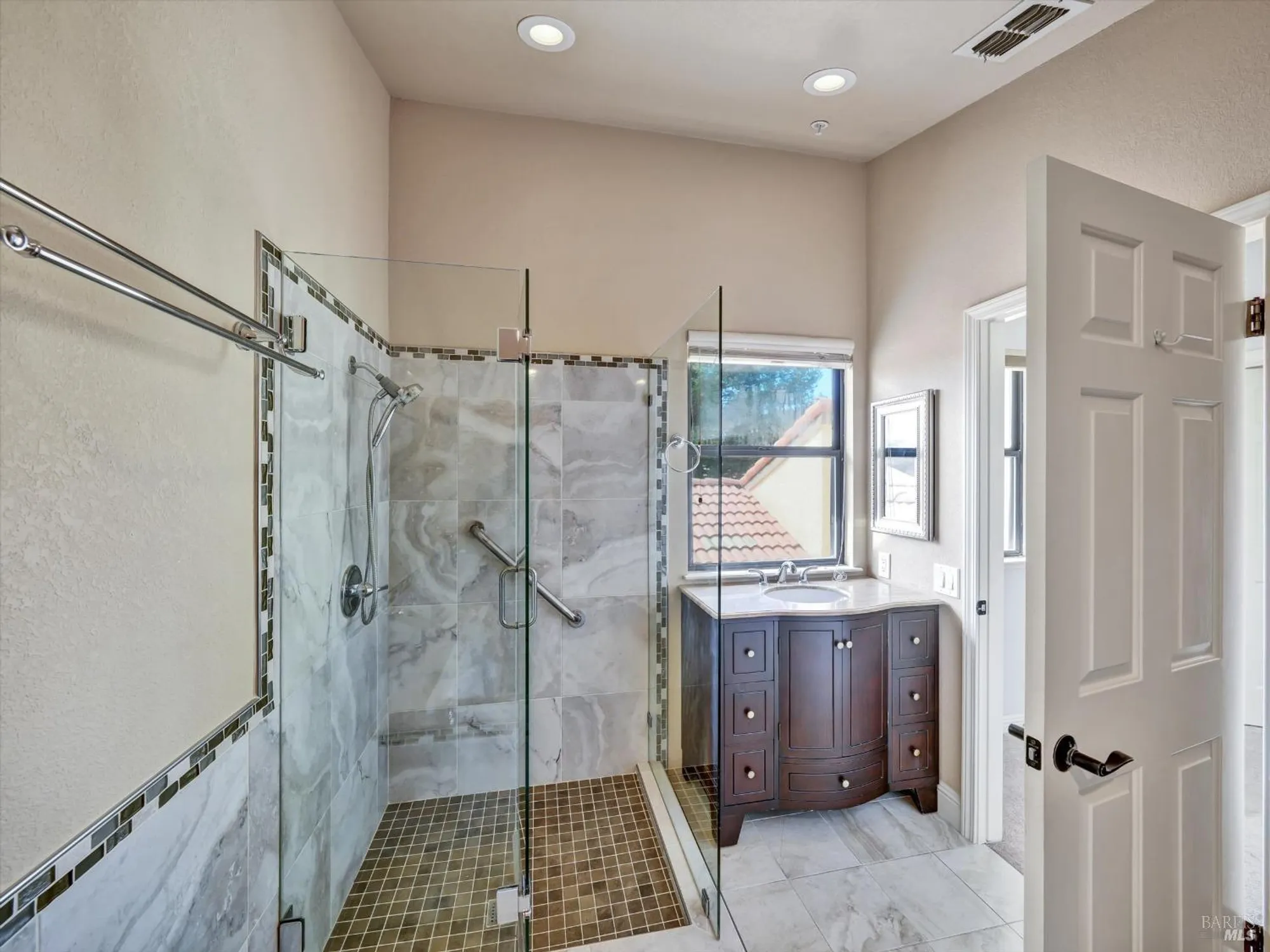 Property Slideshow image 18 of 27 | 39 fountain grove cir, Napa, CA, 94558