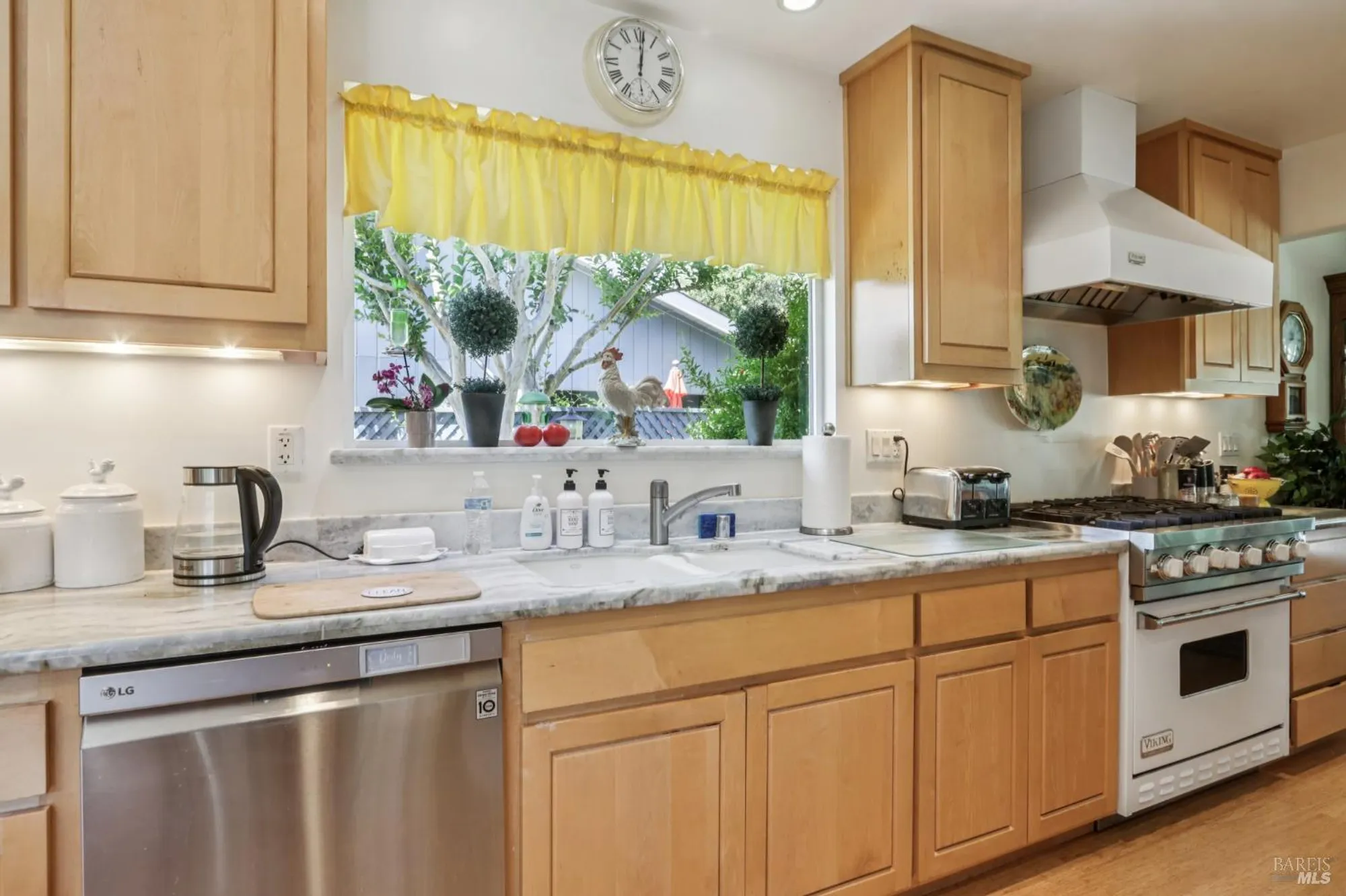 Property Slideshow image 9 of 44 | 322 mockingbird cir, Santa Rosa, CA, 95409