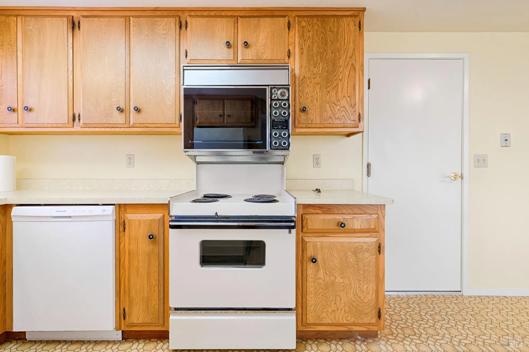 Property Slideshow image 10 of 29 | 8927 oak trail dr, Santa Rosa, CA, 95409