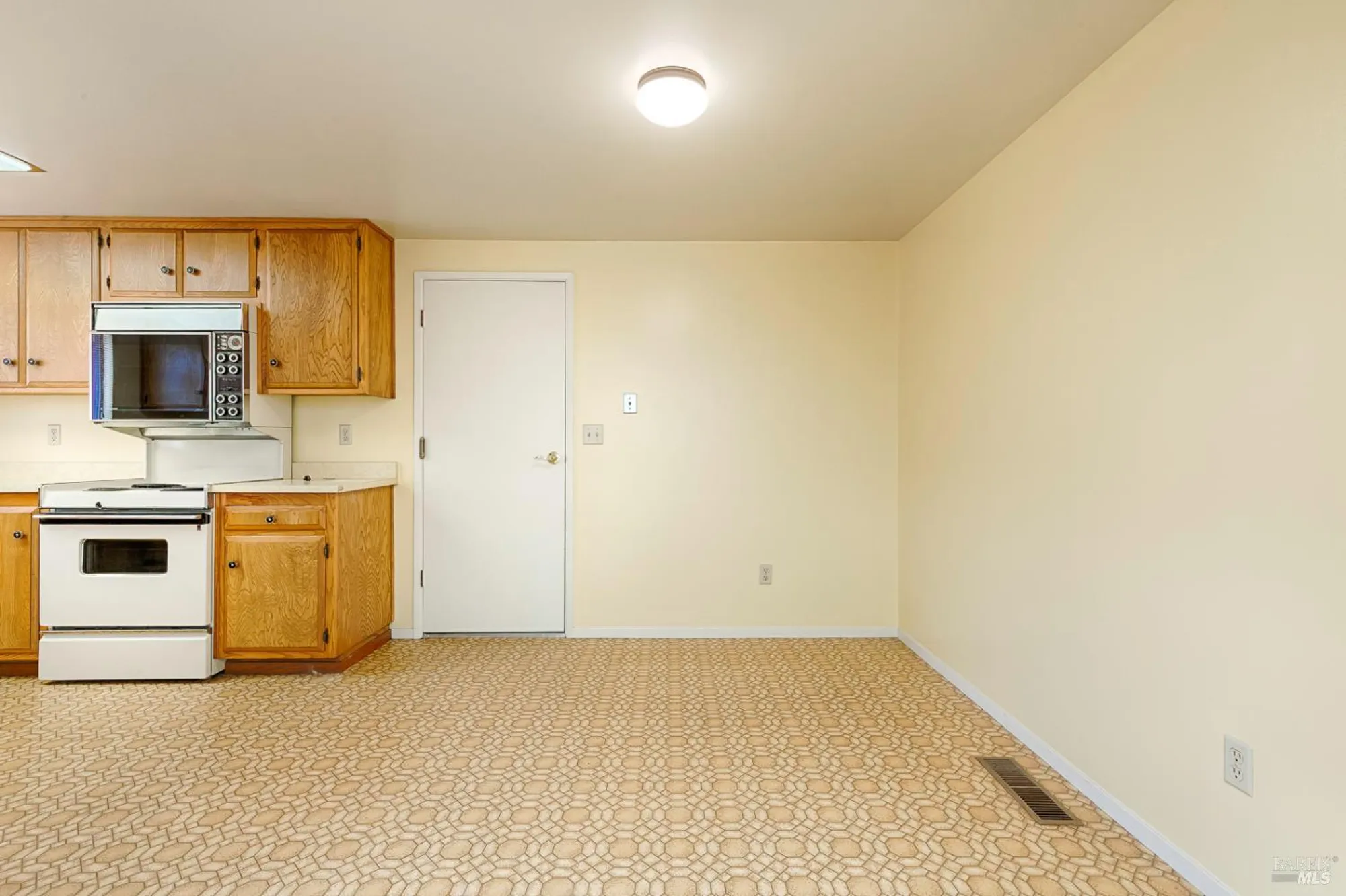 Property Slideshow image 9 of 29 | 8927 oak trail dr, Santa Rosa, CA, 95409