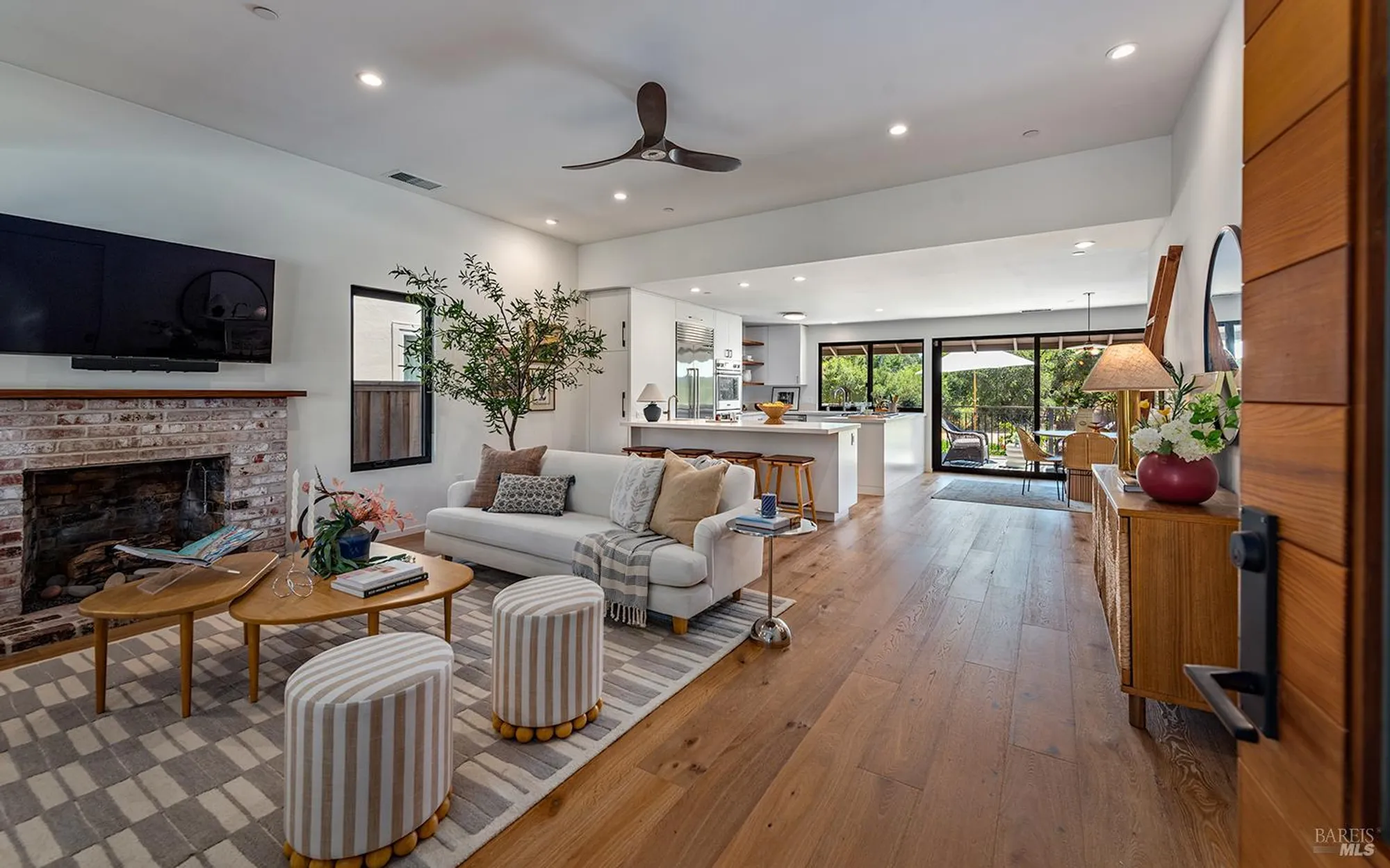 Property Slideshow image 2 of 36 | 1306 pinon dr, Healdsburg, CA, 95448