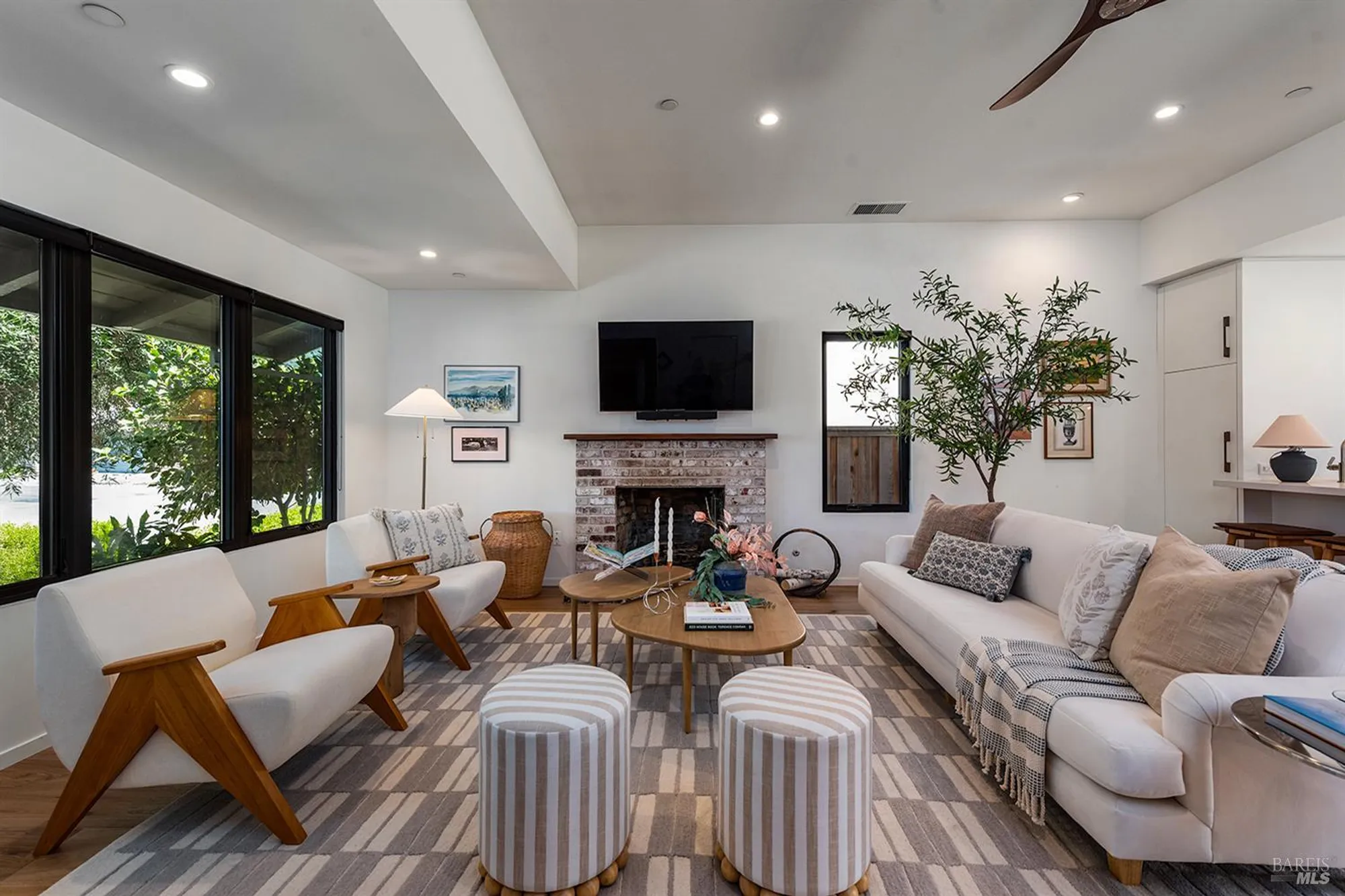 Property Slideshow image 3 of 36 | 1306 pinon dr, Healdsburg, CA, 95448