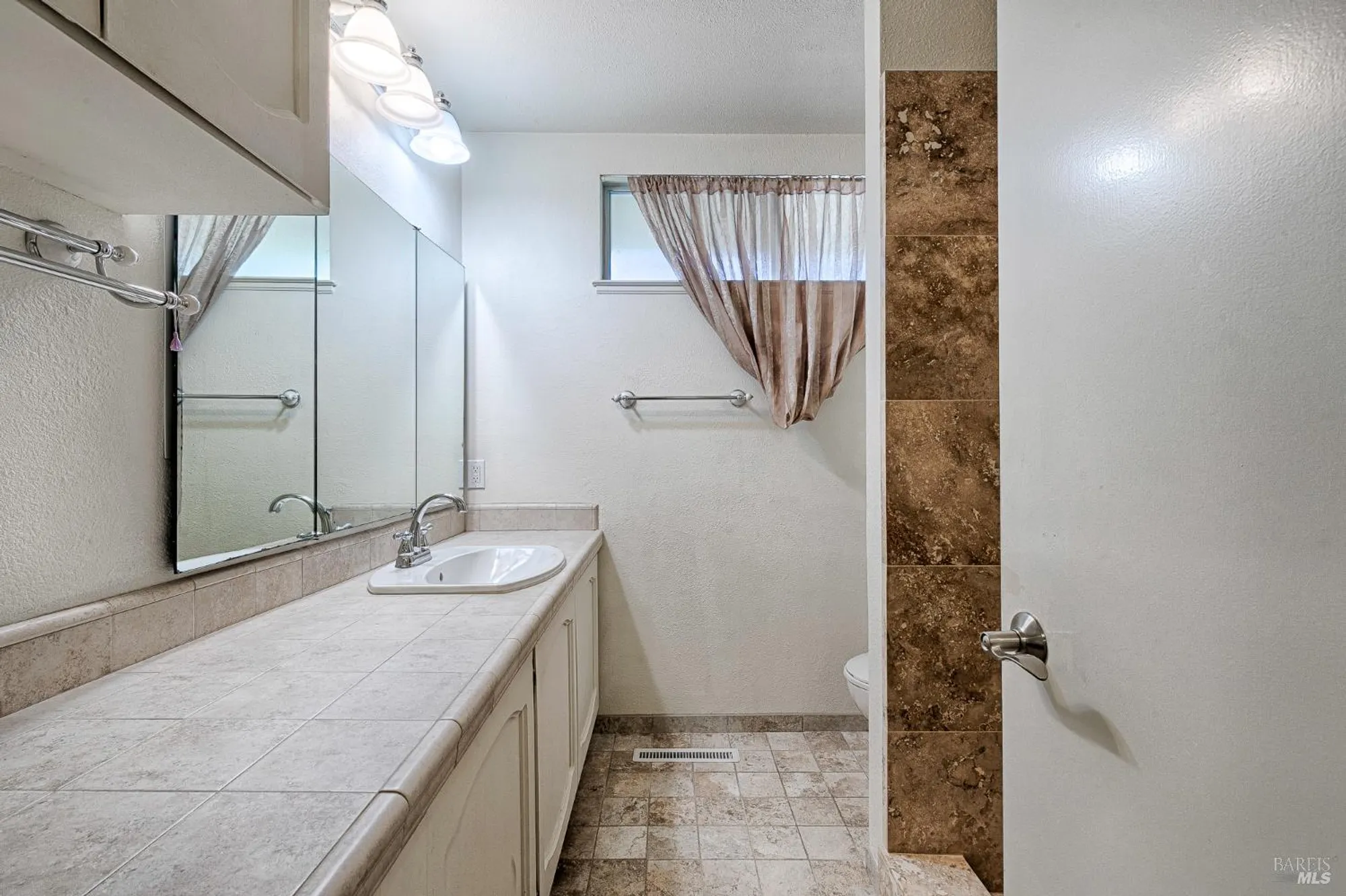 Property Slideshow image 23 of 44 | 447 meadowgreen dr, Santa Rosa, CA, 95409