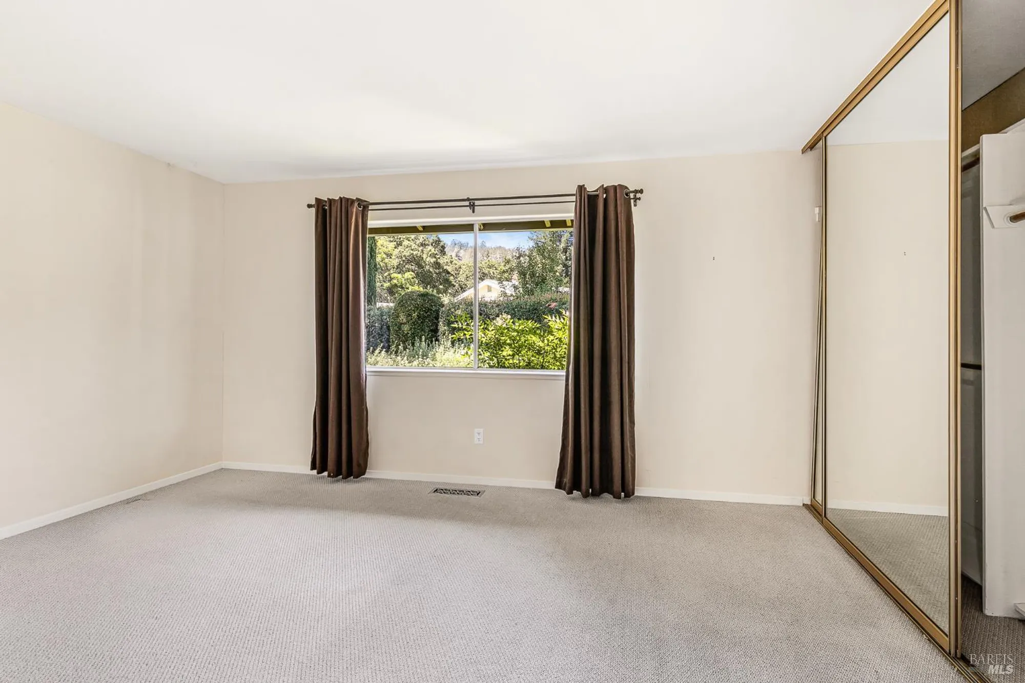 Property Slideshow image 26 of 44 | 447 meadowgreen dr, Santa Rosa, CA, 95409