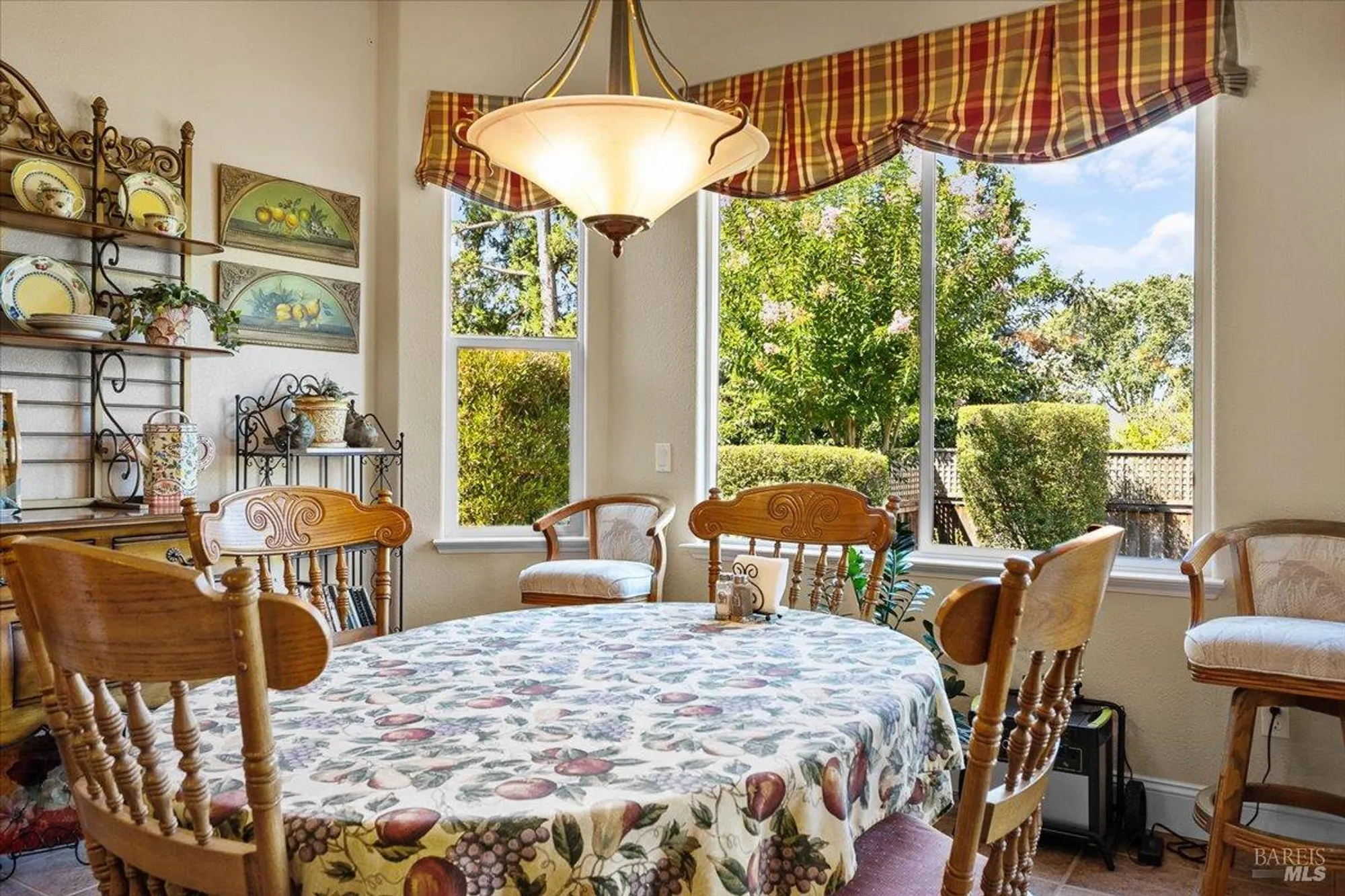 Property Slideshow image 24 of 44 | 9229 oak trail cir, Santa Rosa, CA, 95409