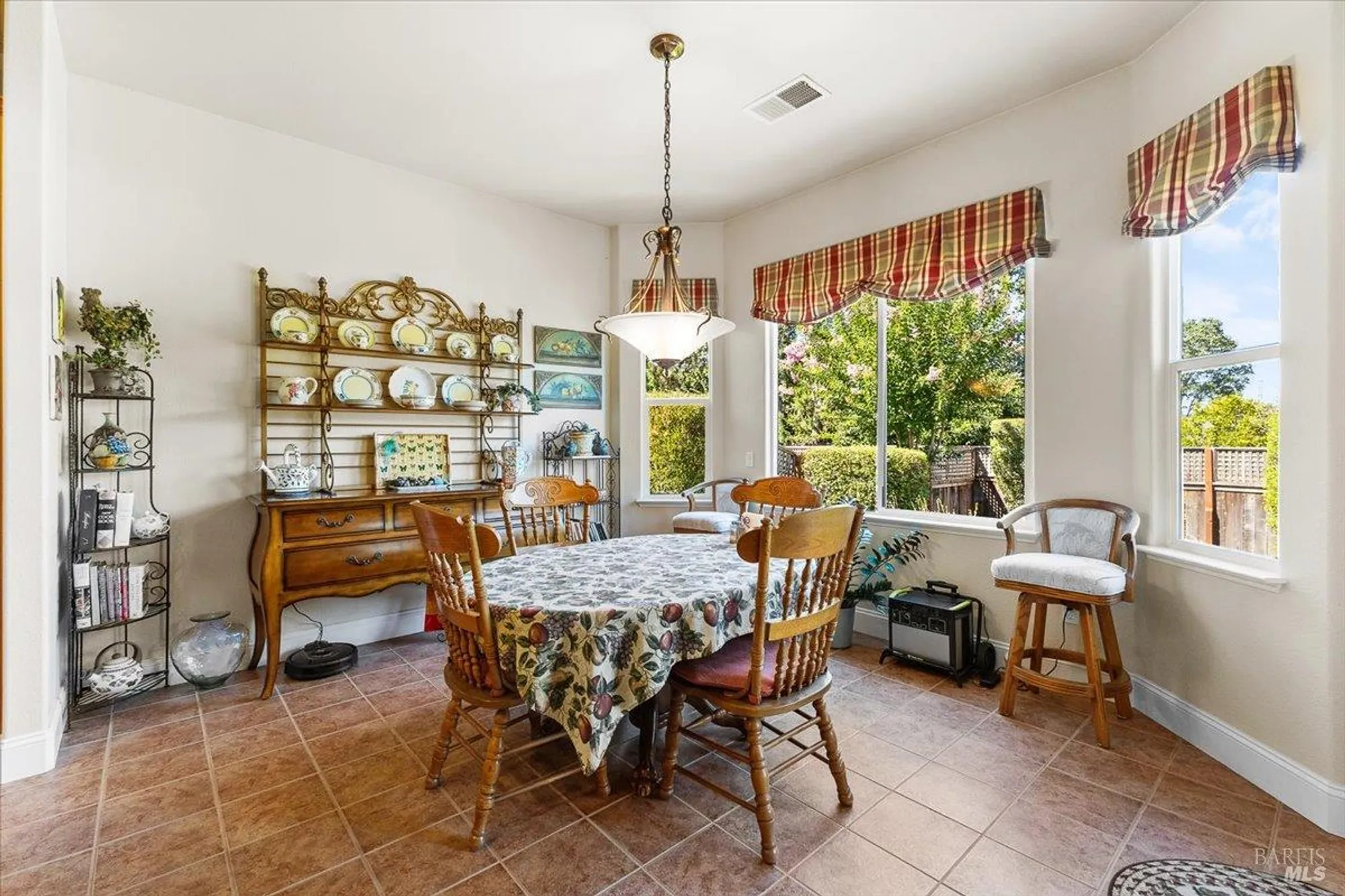Property Slideshow image 23 of 44 | 9229 oak trail cir, Santa Rosa, CA, 95409