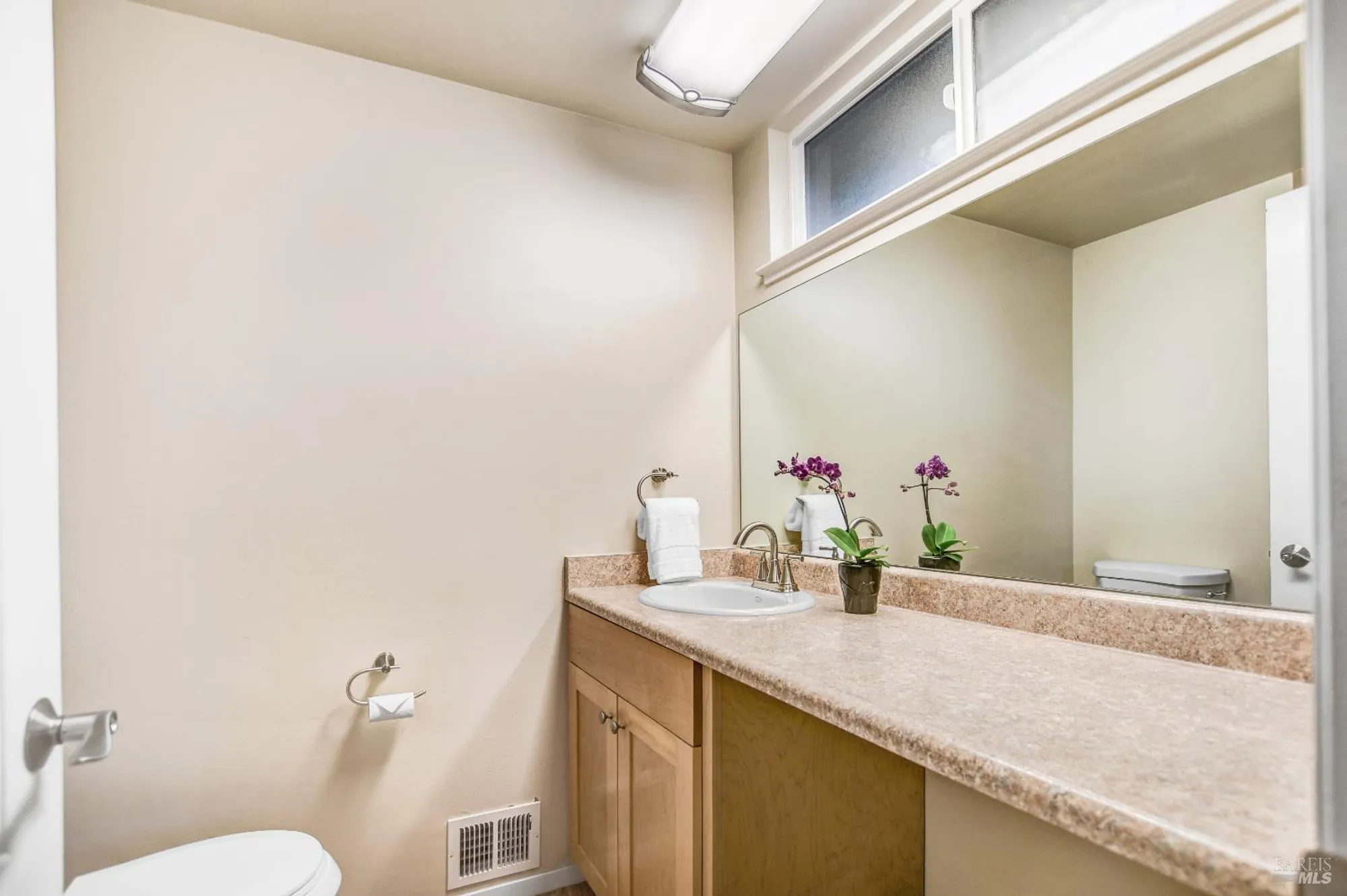 Property Slideshow image 15 of 24 | 284 valley oaks dr, Santa Rosa, CA, 95409