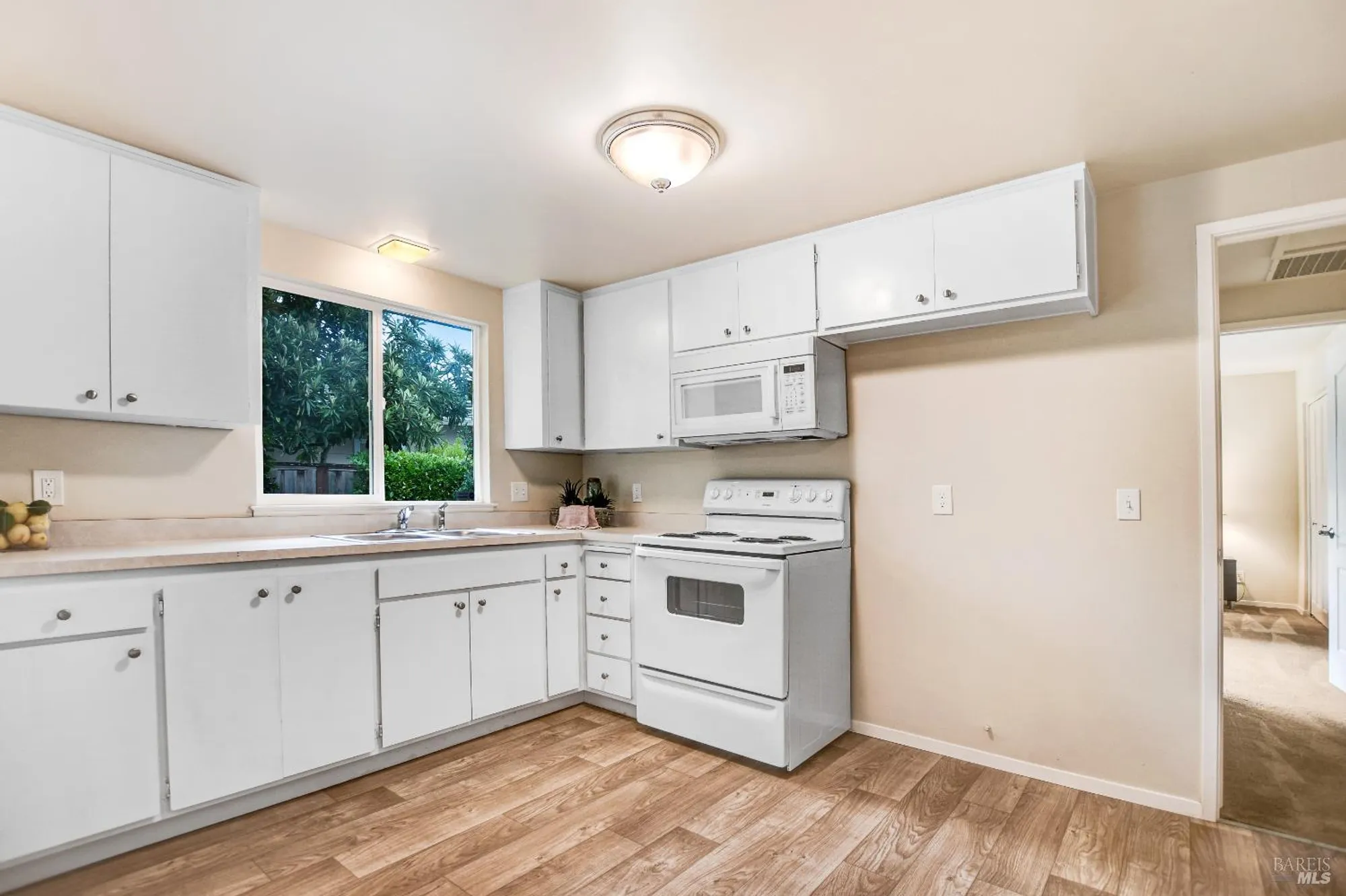 Property Slideshow image 8 of 24 | 284 valley oaks dr, Santa Rosa, CA, 95409