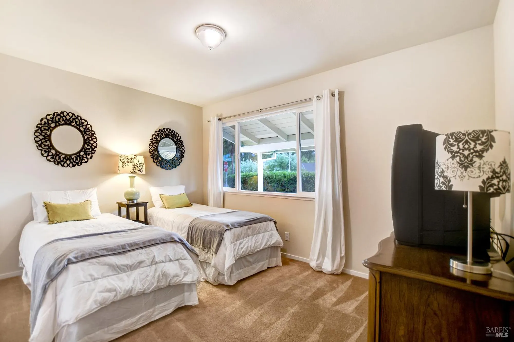 Property Slideshow image 17 of 24 | 284 valley oaks dr, Santa Rosa, CA, 95409