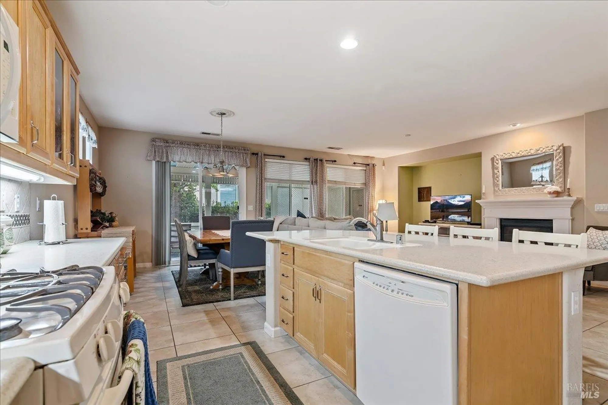 Property Slideshow image 12 of 55 | 328 colonial way, Rio Vista, CA, 94571