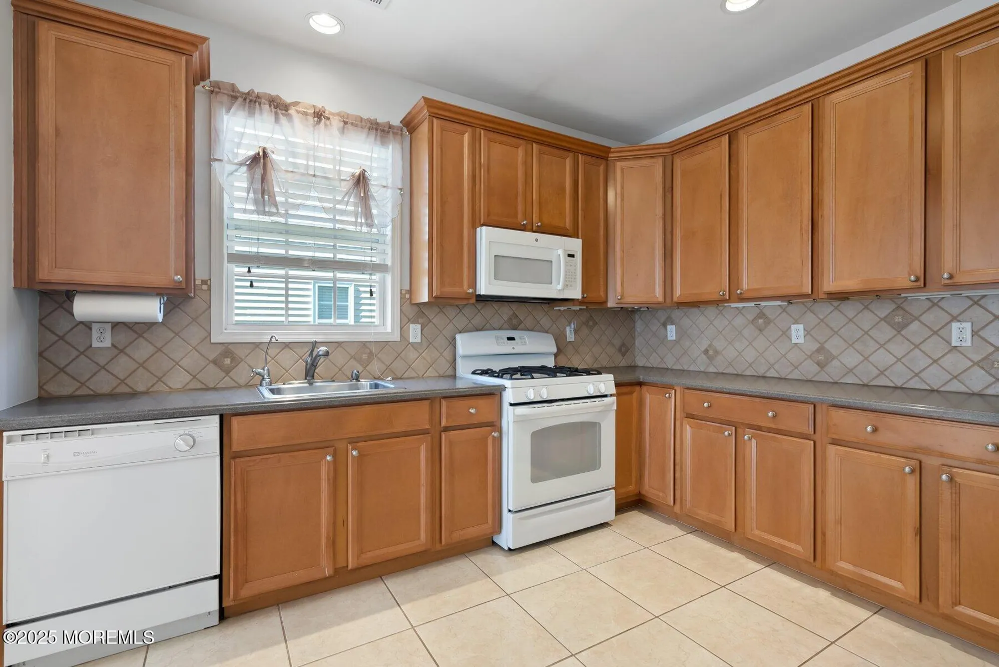 Property Slideshow image 19 of 32 | 24 little leaf ln, Howell, NJ, 07731