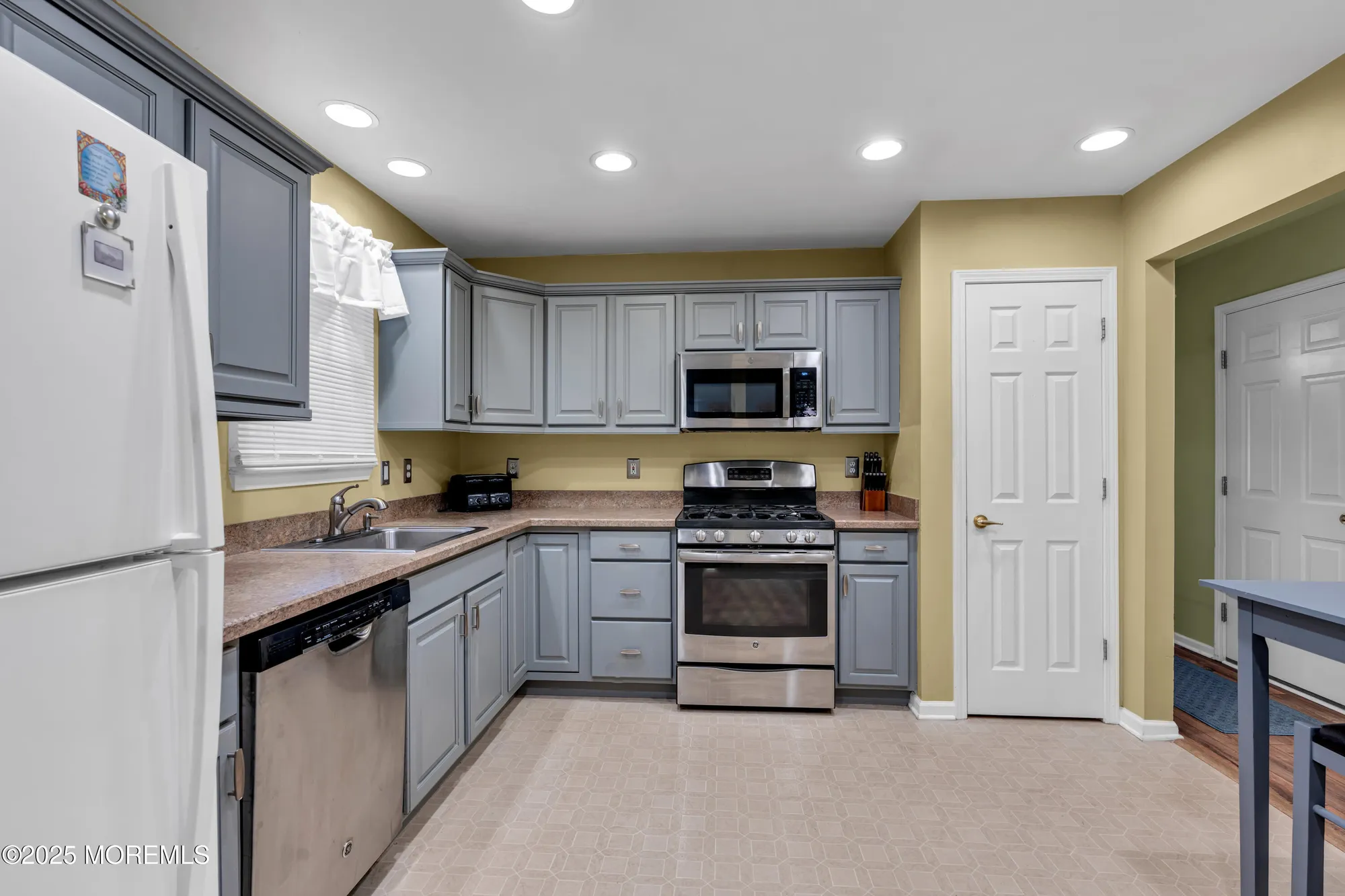 Property Slideshow image 20 of 54 | 2752 meadow lake dr, Toms River, NJ, 08755