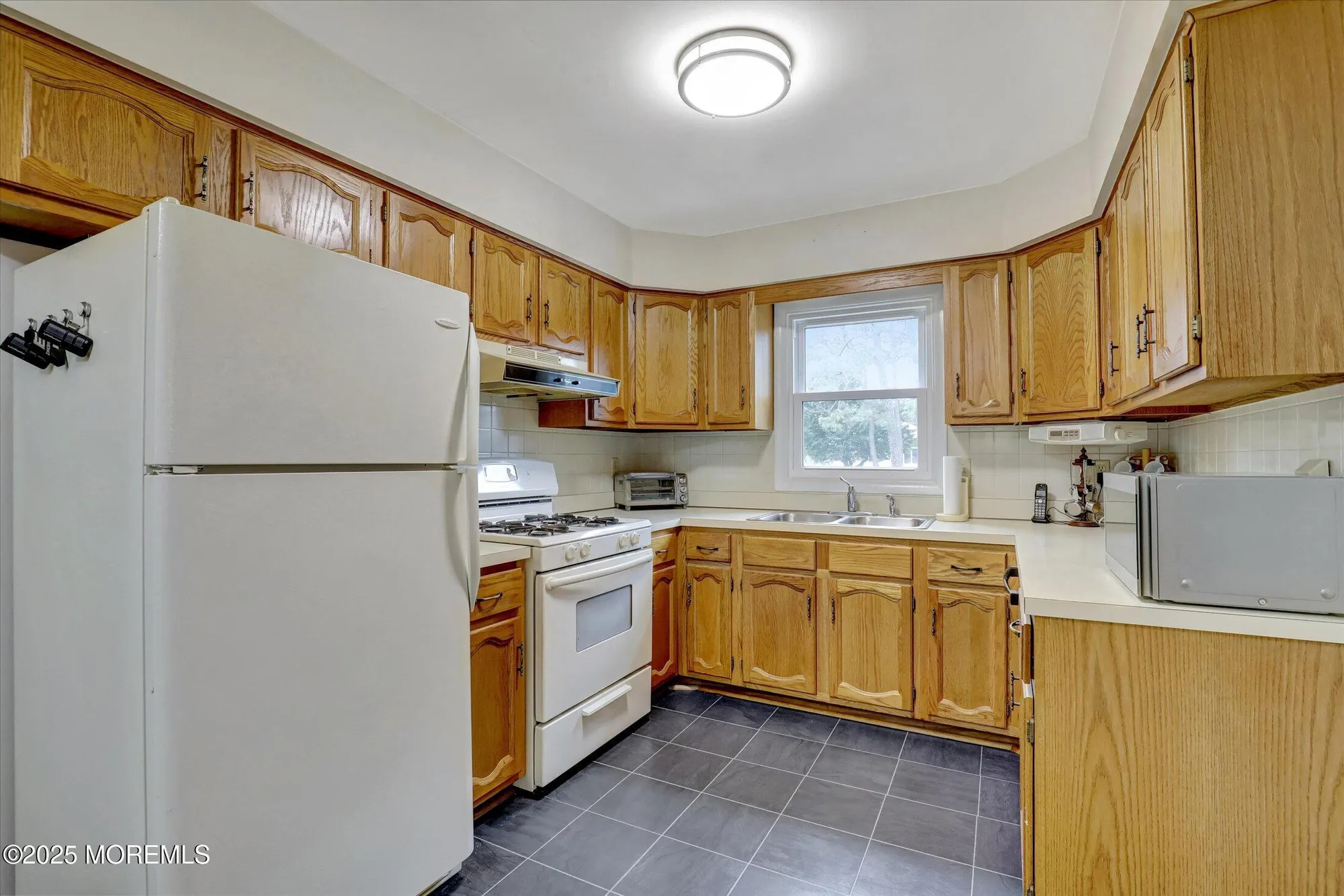 Property Slideshow image 16 of 38 | 266 westbrook dr, Toms River, NJ, 08757
