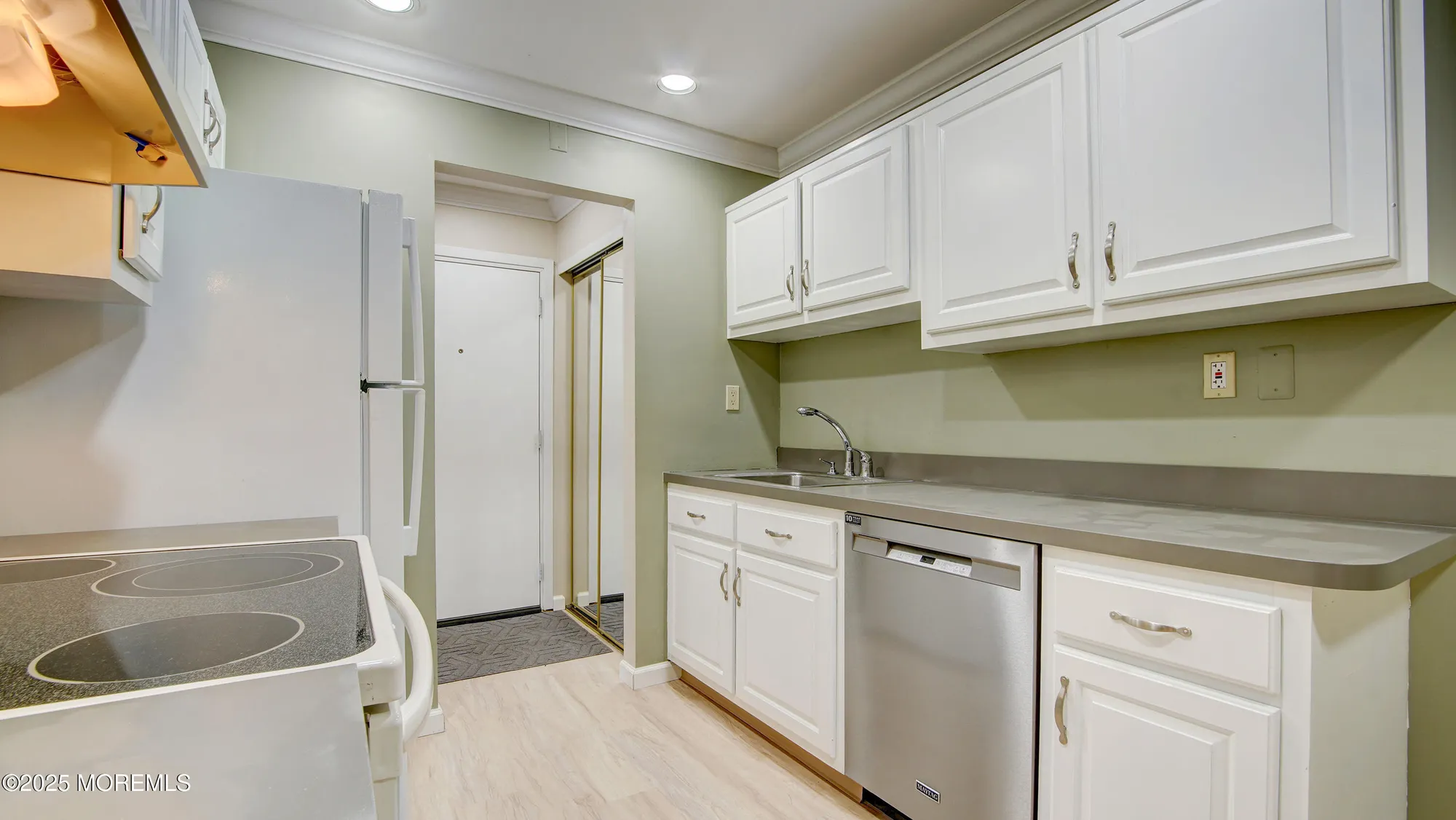 Property Slideshow image 5 of 26 | 30 meadow green cir unit e, Manalapan, NJ, 07726