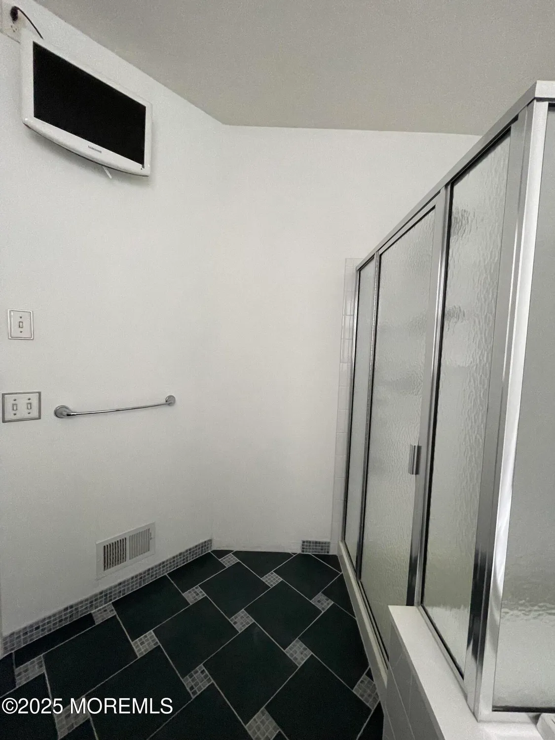 Property Slideshow image 16 of 50 | 87 huntington dr, Jackson, NJ, 08527