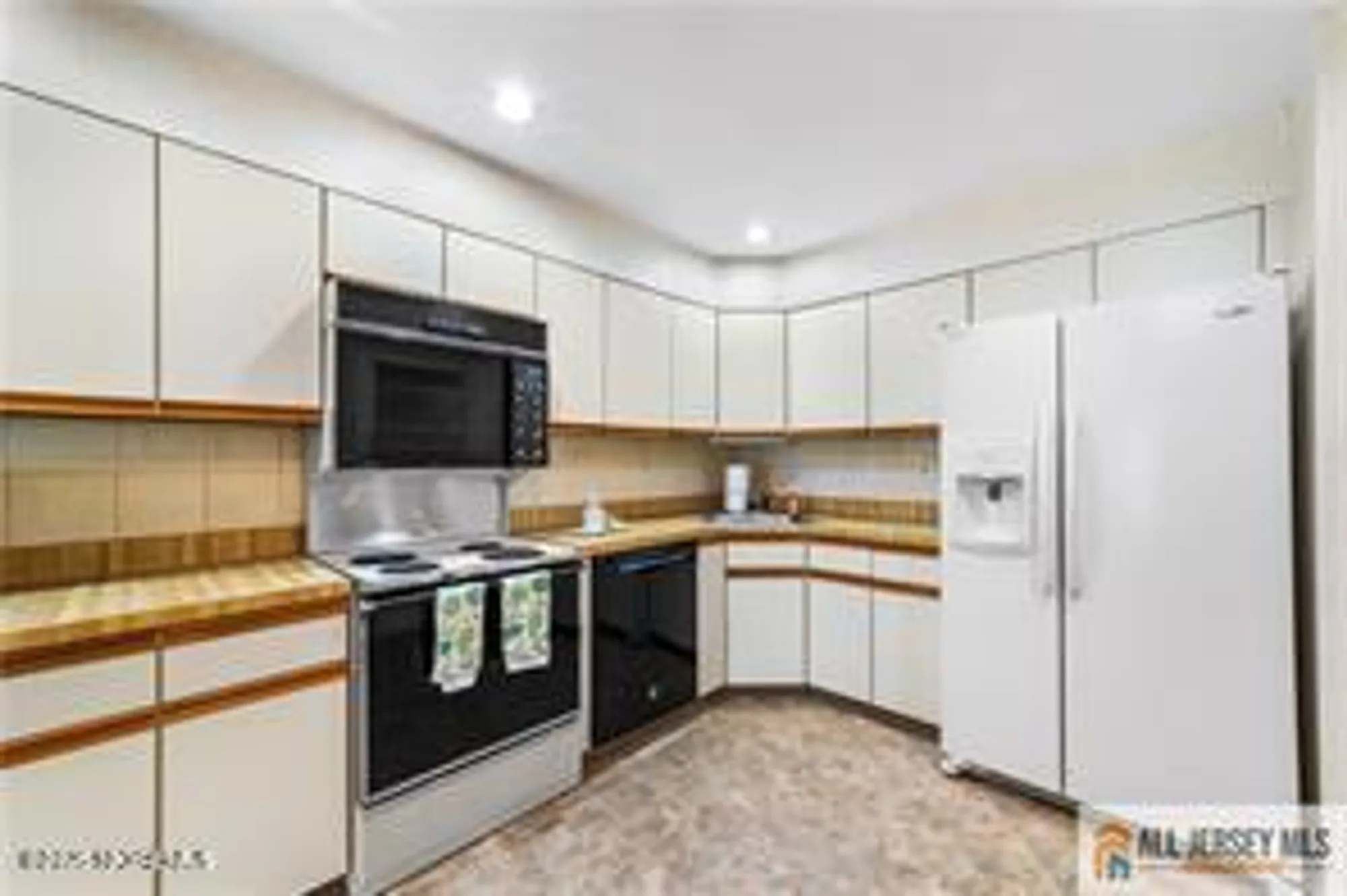 Property Slideshow image 6 of 12 | 16 alexander hamilton ct b, Monroe, NJ, 08831