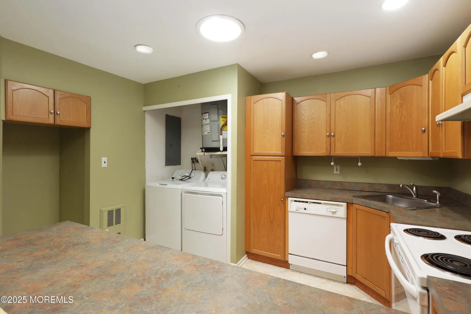 Property Slideshow image 12 of 49 | 7 lexington ct, Red Bank, NJ, 07701