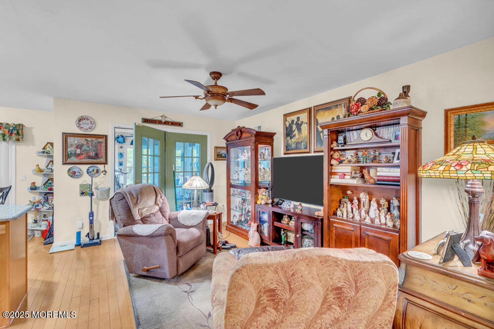 Property Slideshow image 8 of 27 | 8 schoolhouse ln, Lakewood, NJ, 08701