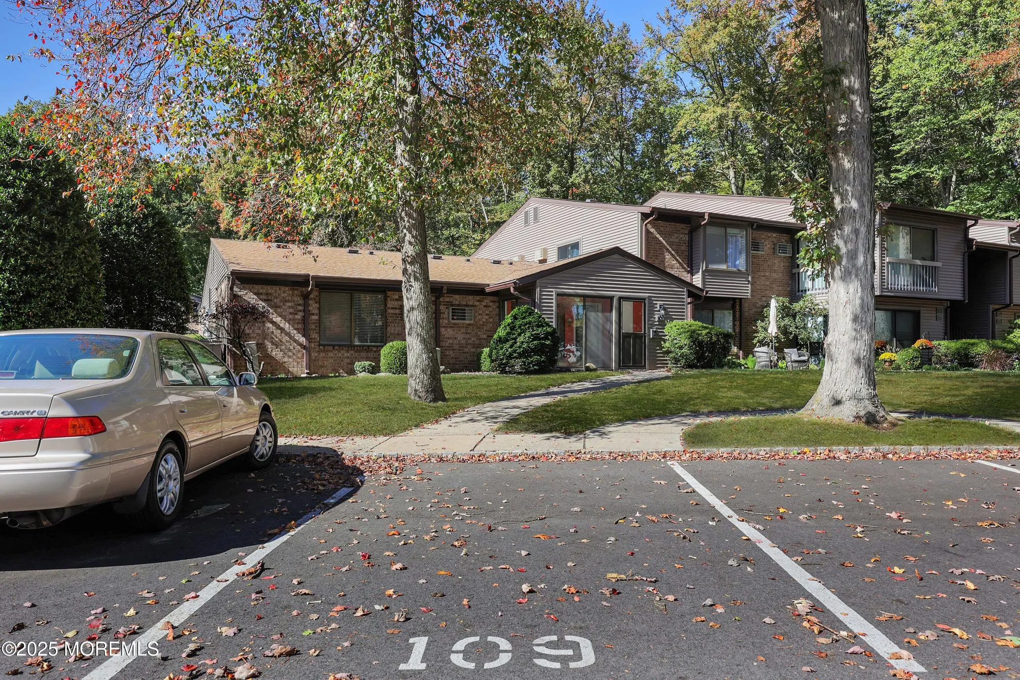 Property Slideshow image 4 of 38 | 109 lexington ct, Red Bank, NJ, 07701
