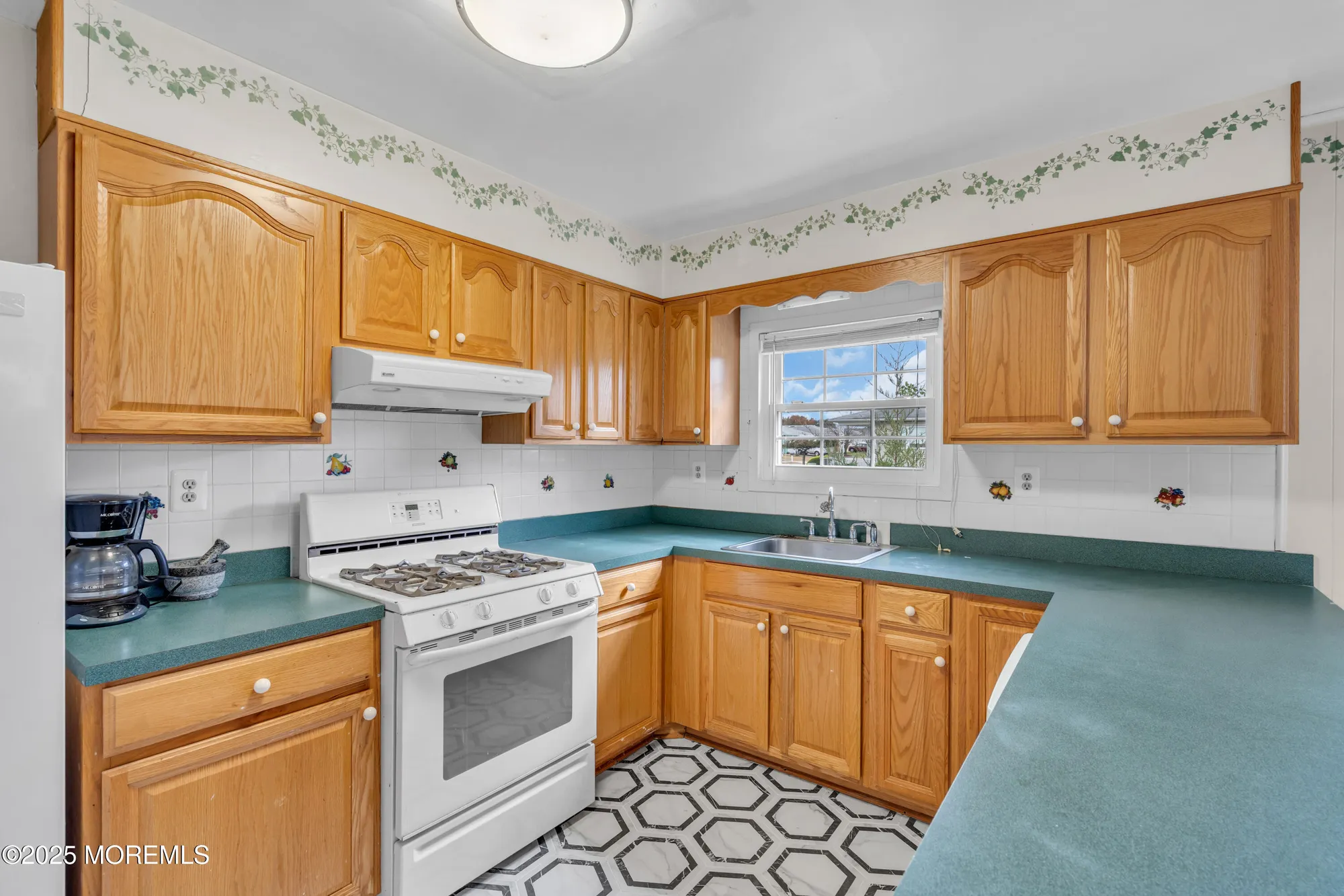 Property Slideshow image 7 of 23 | 208 bonaire dr, Toms River, NJ, 08757