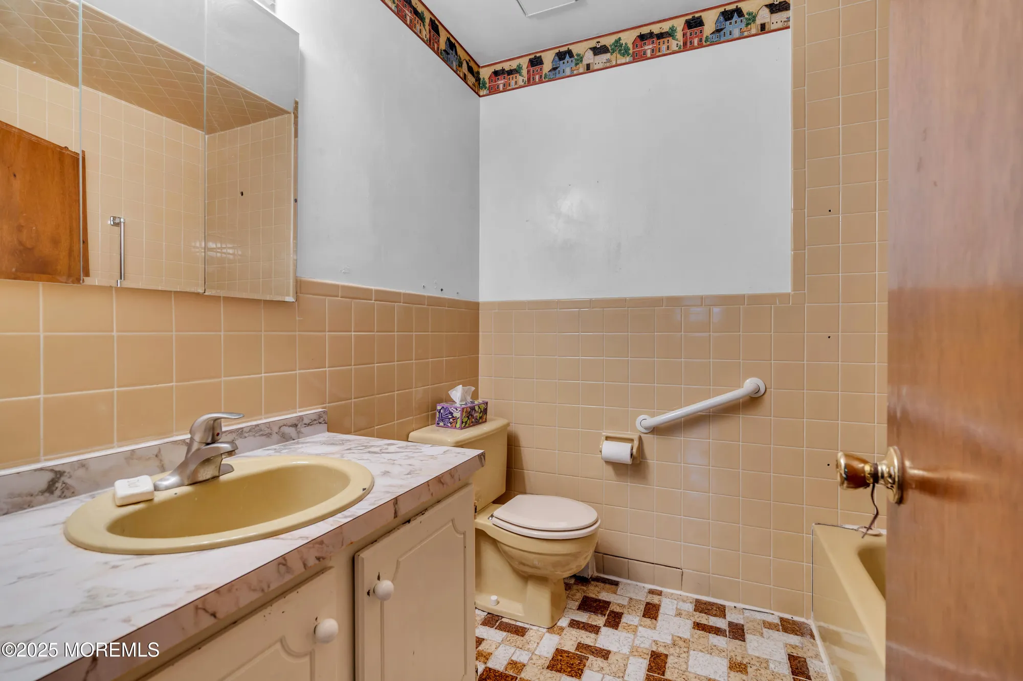 Property Slideshow image 15 of 23 | 208 bonaire dr, Toms River, NJ, 08757