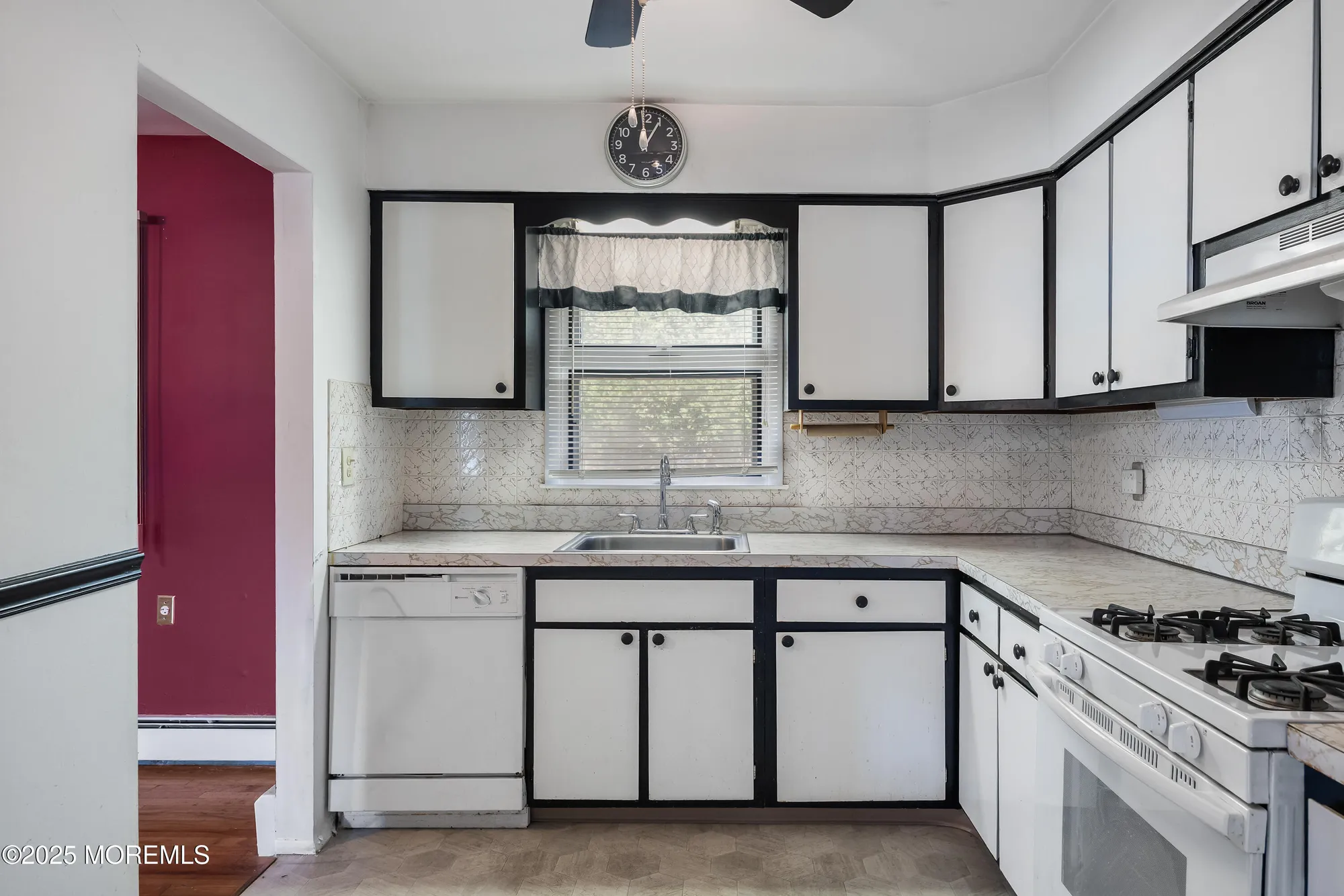 Property Slideshow image 11 of 25 | 1074 edgebrook dr, Toms River, NJ, 08757