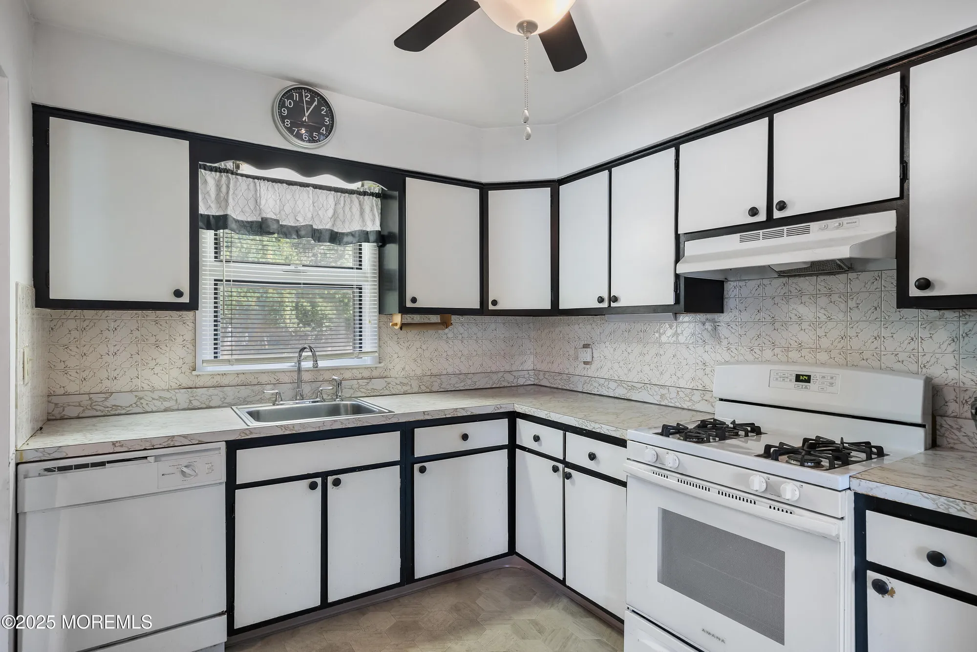 Property Slideshow image 10 of 25 | 1074 edgebrook dr, Toms River, NJ, 08757