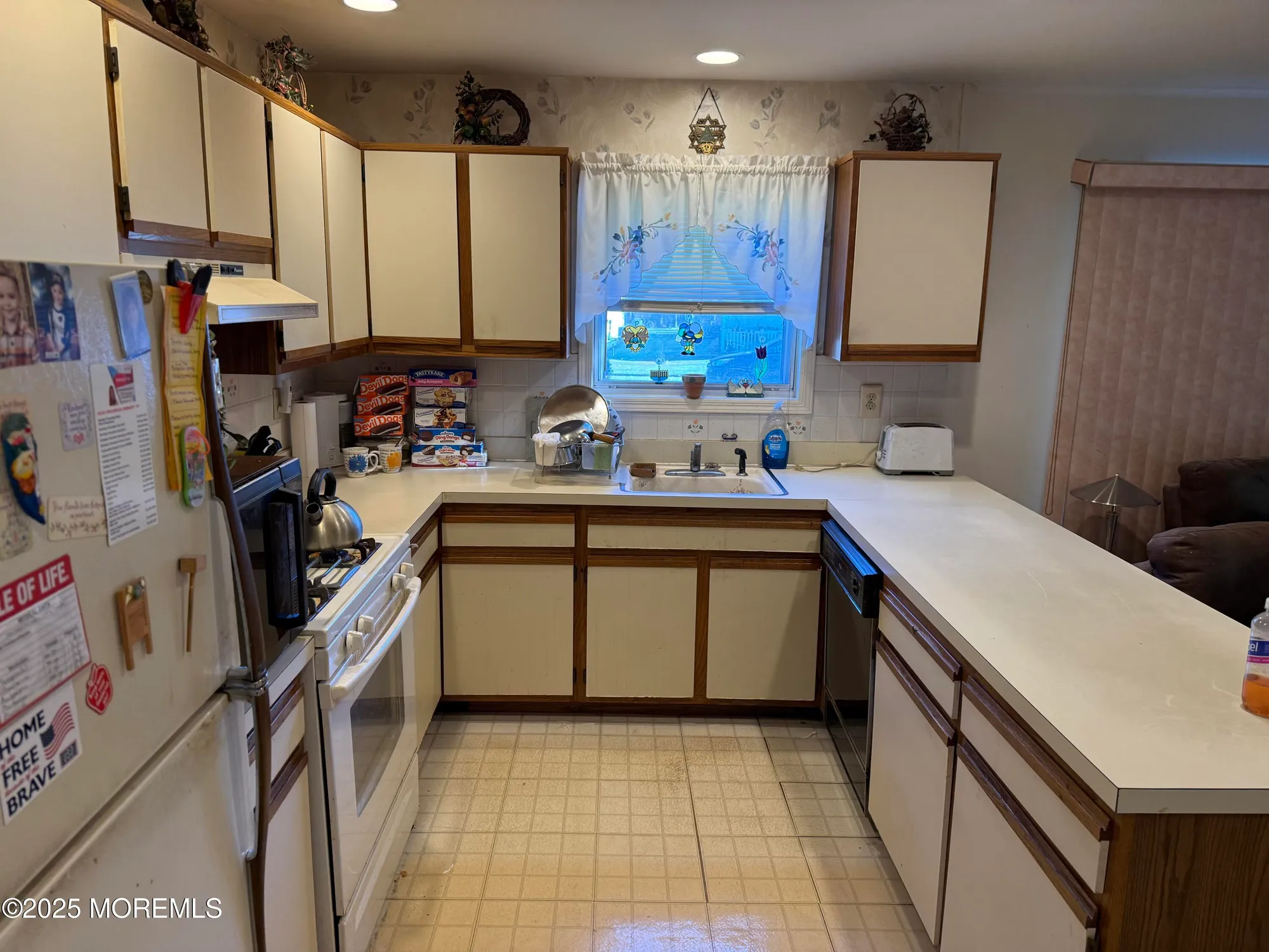 Property Slideshow image 4 of 7 | 1 dawn way, Toms River, NJ, 08757