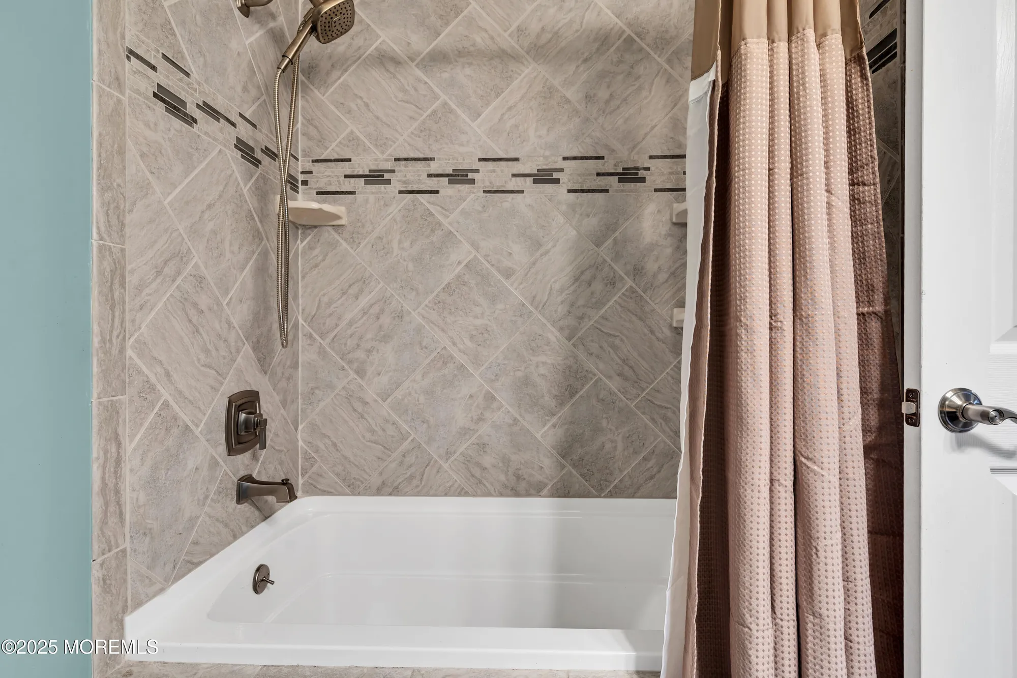 Property Slideshow image 19 of 24 | 21 redlands ct, Toms River, NJ, 08757