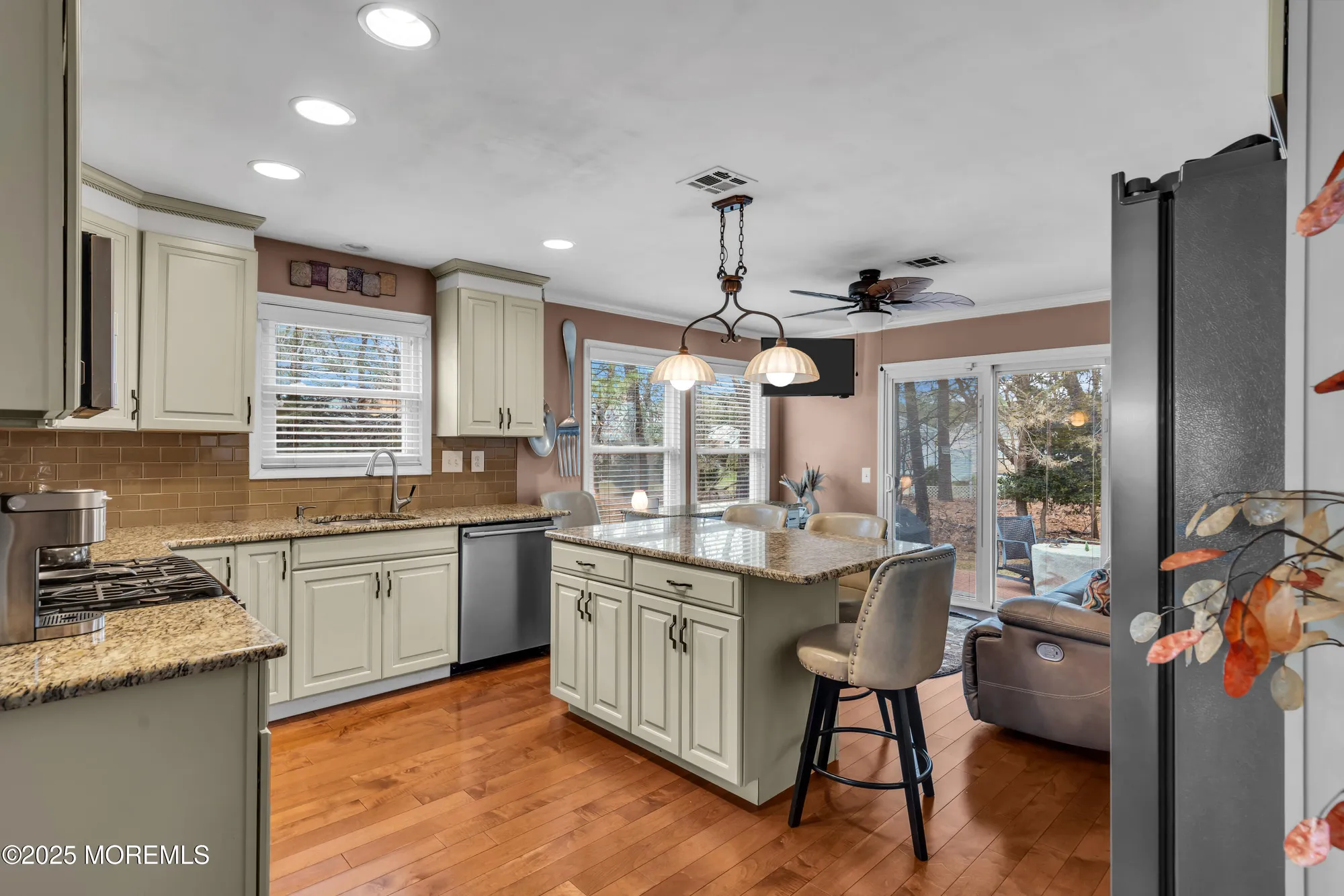 Property Slideshow image 10 of 24 | 21 redlands ct, Toms River, NJ, 08757