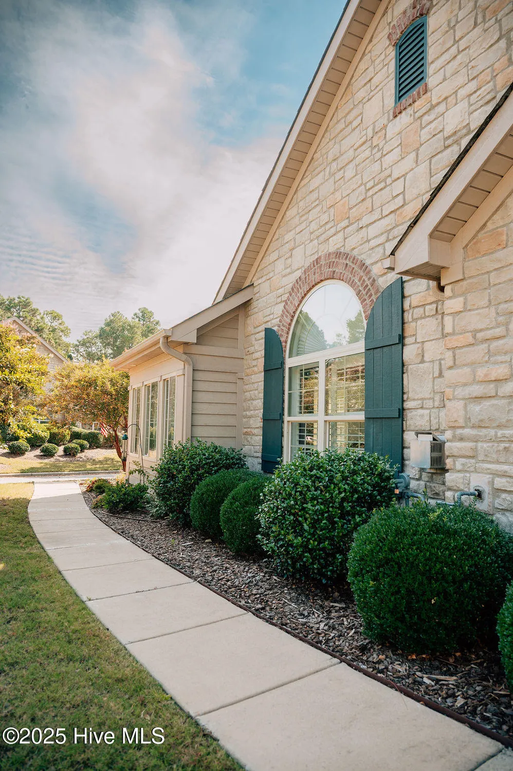 Property Slideshow image 2 of 54 | 123 w chelsea ct, Southern Pines, NC, 28387