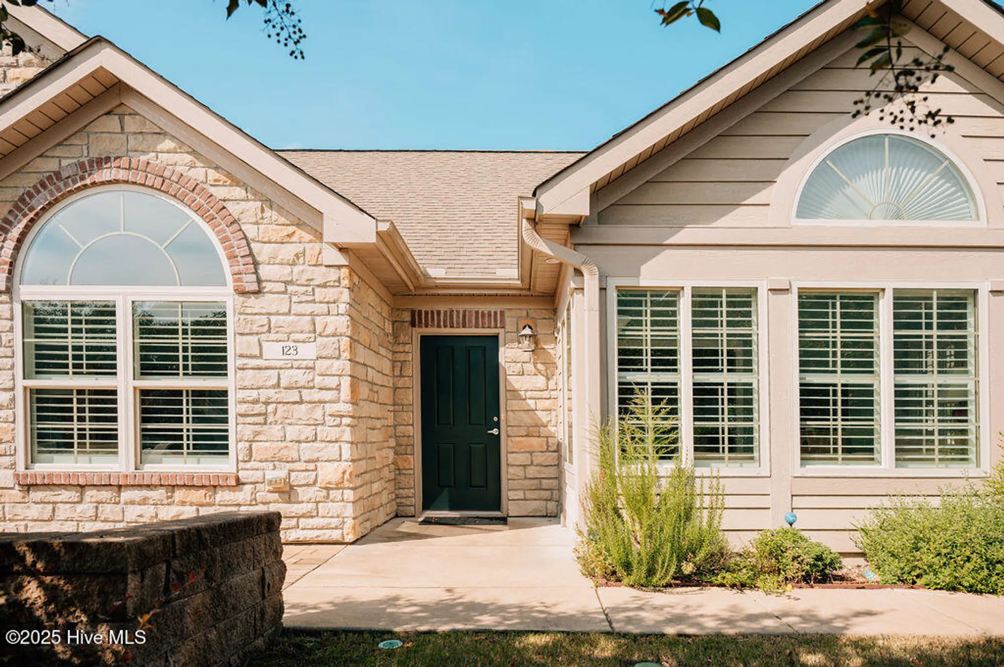 Property Slideshow image 5 of 54 | 123 w chelsea ct, Southern Pines, NC, 28387