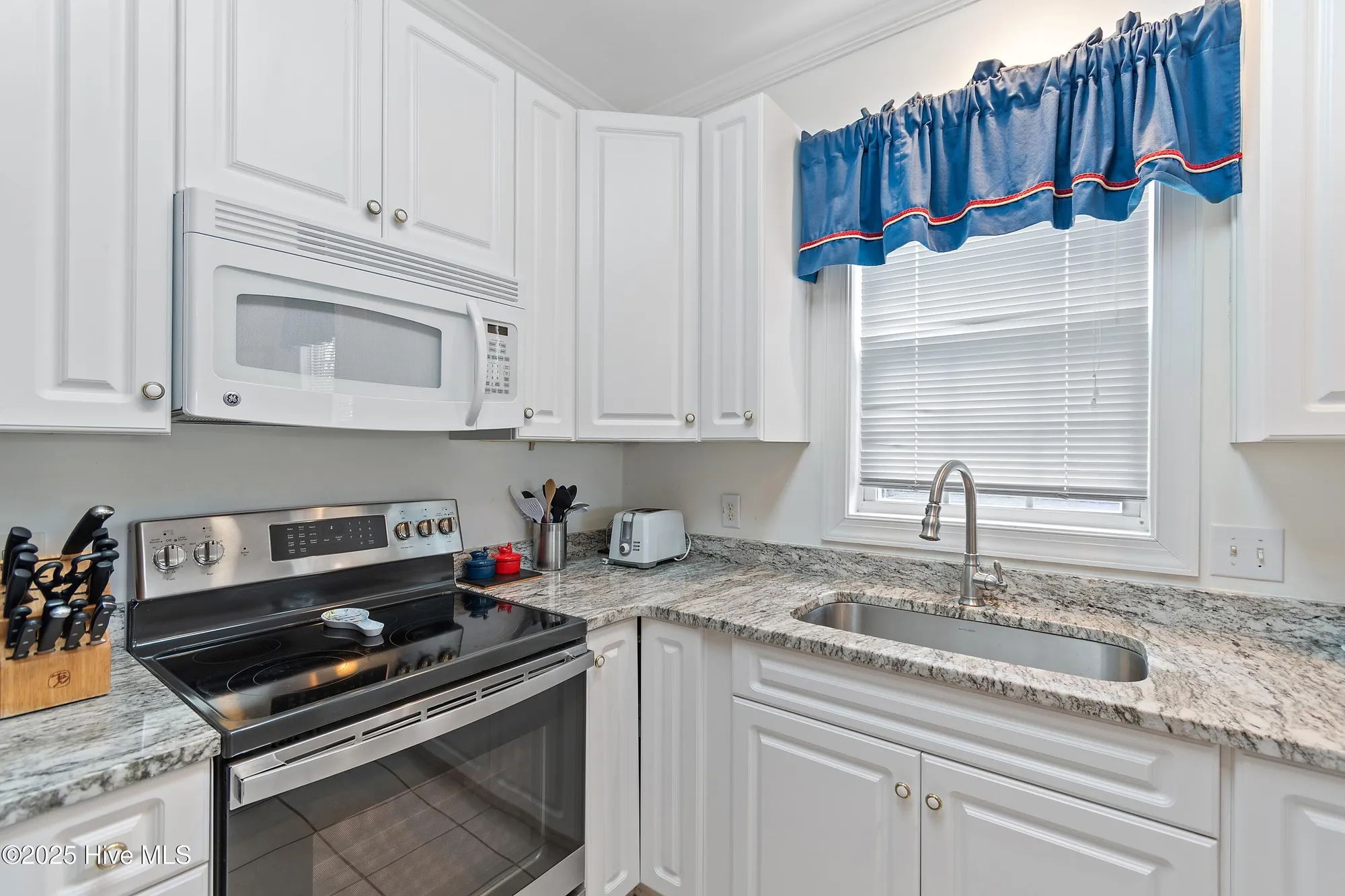 Property Slideshow image 14 of 59 | 2555 st james dr unit 401, Southport, NC, 28461
