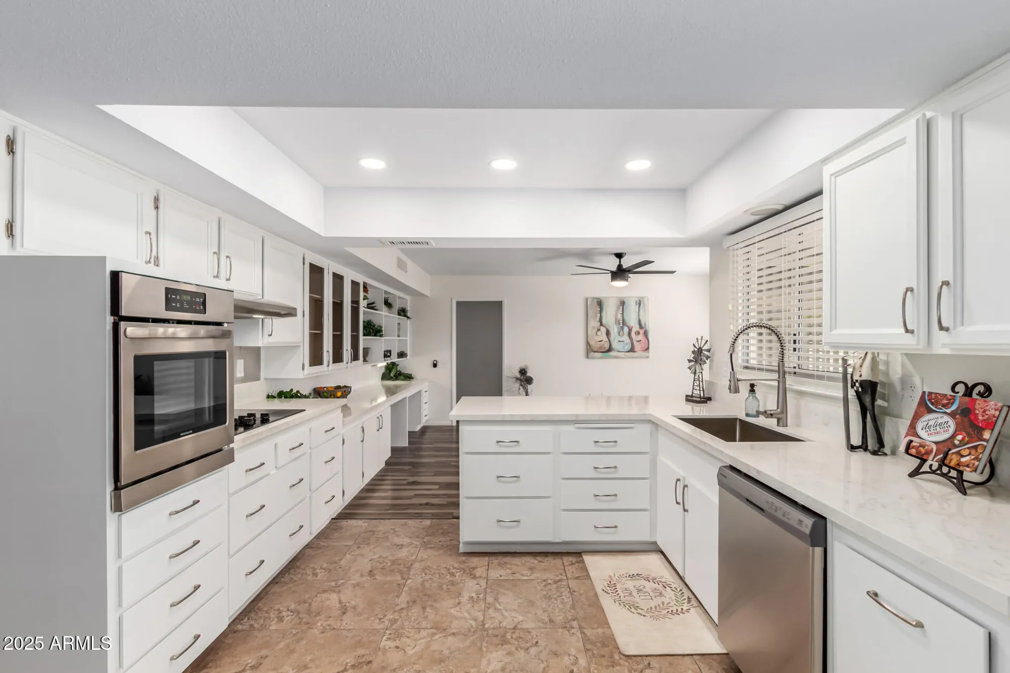 Property Slideshow image 16 of 29 | 9827 w lindgren ave, Sun City, AZ, 85373